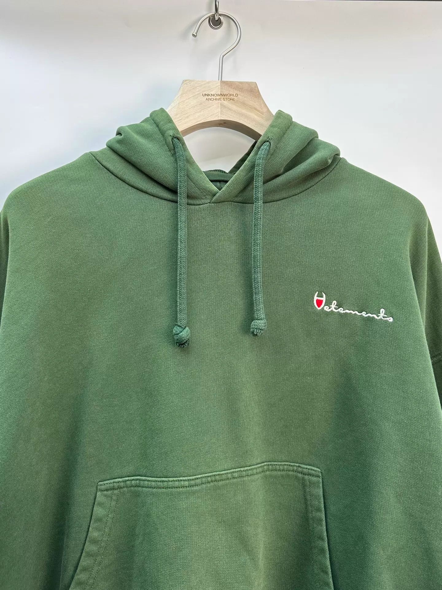 Vetements Vetements x Champion 16SS 2-Sided Dual Neck Hood M Size M / US 6-8 / IT 42-44 - 4 Thumbnail