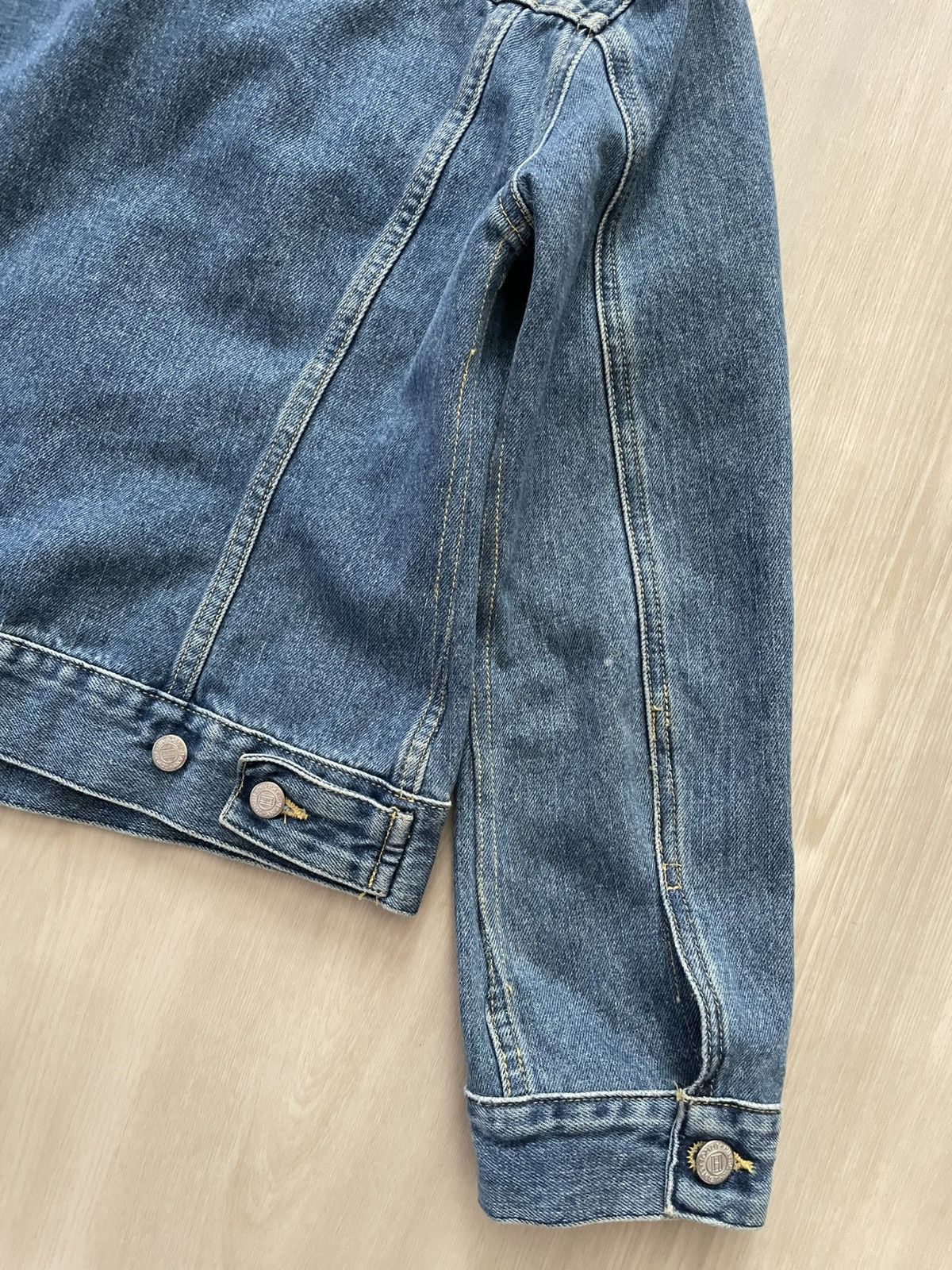 Tommy Hilfiger VTG Y2K Tommy Hilfiger Trucker Denim Jacket Sz L Size L / US 10 / IT 46 - 7 Thumbnail