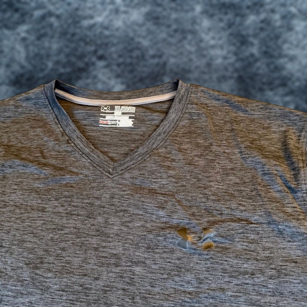 Under Armour Under Armour HeatGear T-Shirt Mens 2XL Loose Short Sleeve V-Neck Gray Charcoal Logo Moisture Wicking Lightweight Stretch Sports Gym Casual Shirt Size US XXL / EU 58 / 5 - 1 Thumbnail