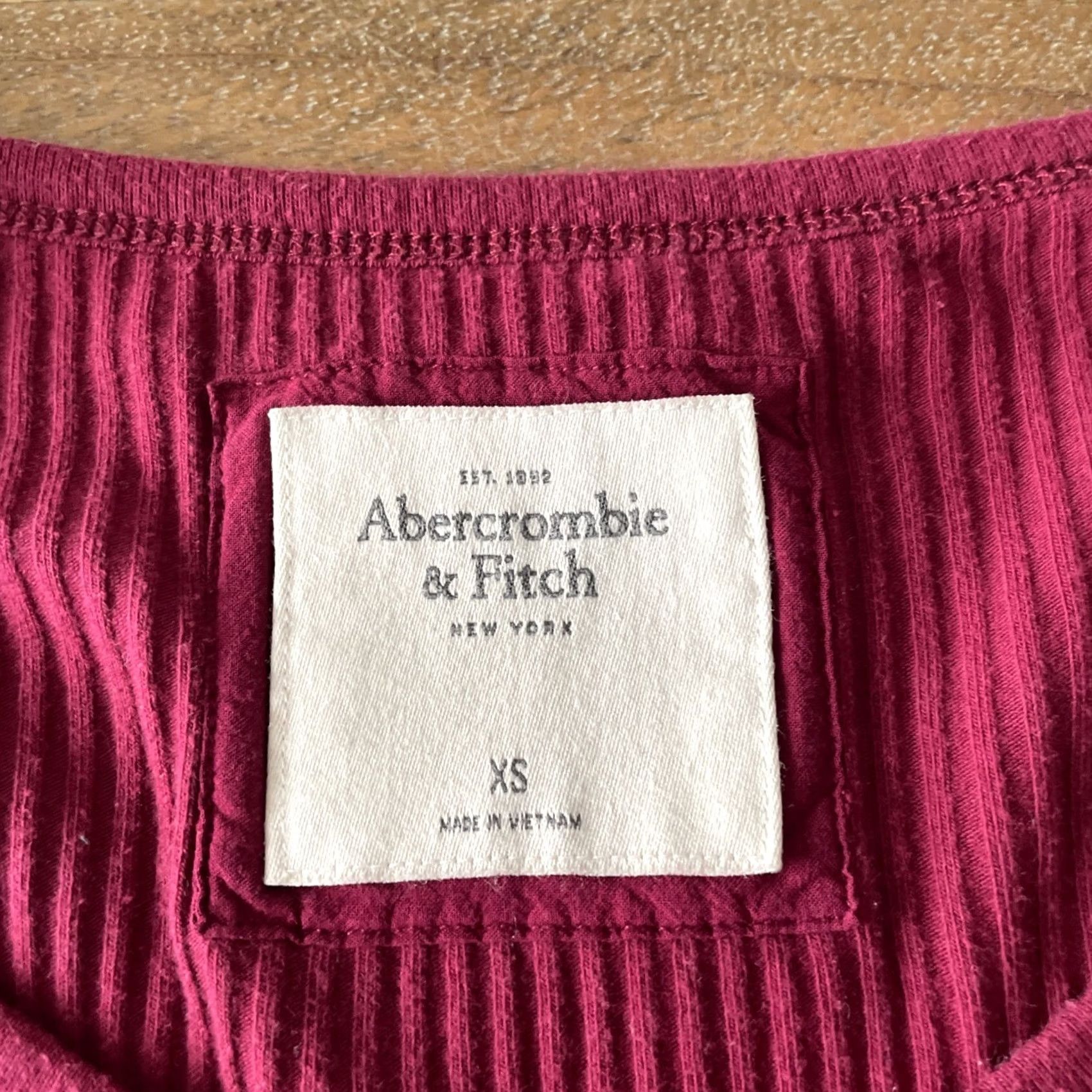 Abercrombie & Fitch VINTAGE Abercrombie & Fitch Top Womens XS Henley Ribbed Magenta Y2K Bella Swan Shirt Womens XS Magenta 90s Y2K Bella Swan Size XS / US 0-2 / IT 36-38 - 3 Thumbnail