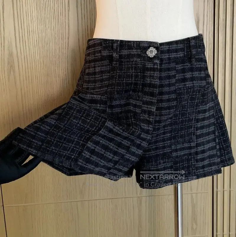 Chanel Chanel Black Striped Cotton Women's Shorts . Size 23" - 4 Thumbnail