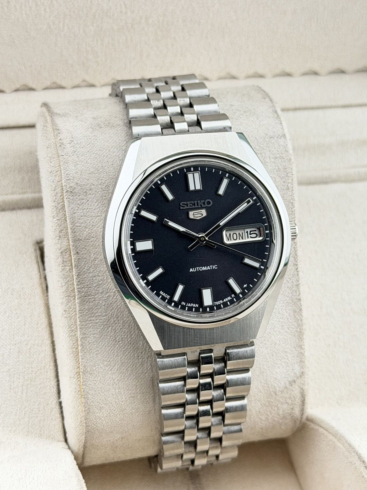 Seiko Seiko 5 Vintage Watch Black Dial Mens Automatic WristWatch Size 36 - 2 Thumbnail