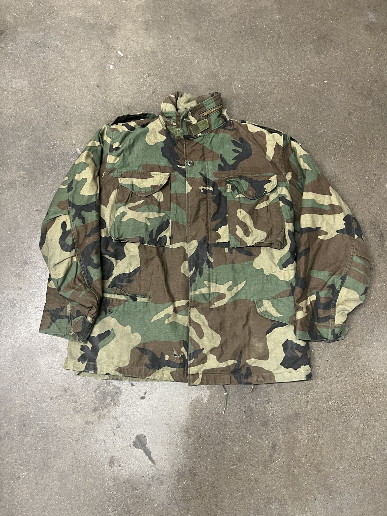 Vintage 1990s Woodland Camo Distressed Military Army Field Jacket Size Medium