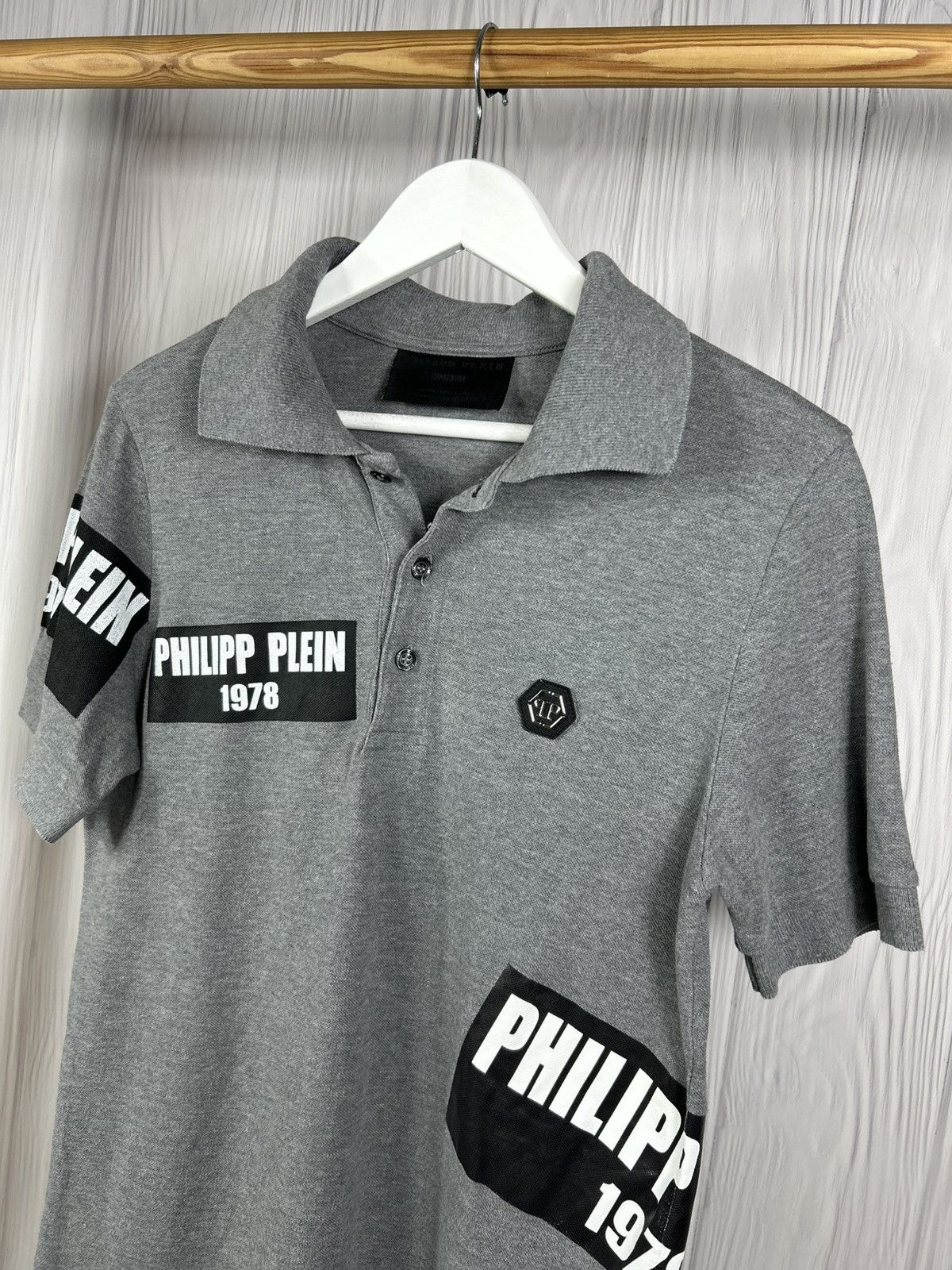 Philipp Plein Philipp Plein 1978 Gray Logo Patch Polo Shirt Size S Size US S / EU 44-46 / 1 - 4 Thumbnail
