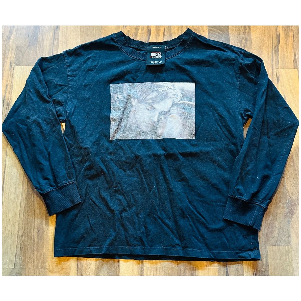 Forever 21 Romeo and Juliet Long sleeve Size X-Large Size US XL / EU 56 / 4 - 1 Thumbnail