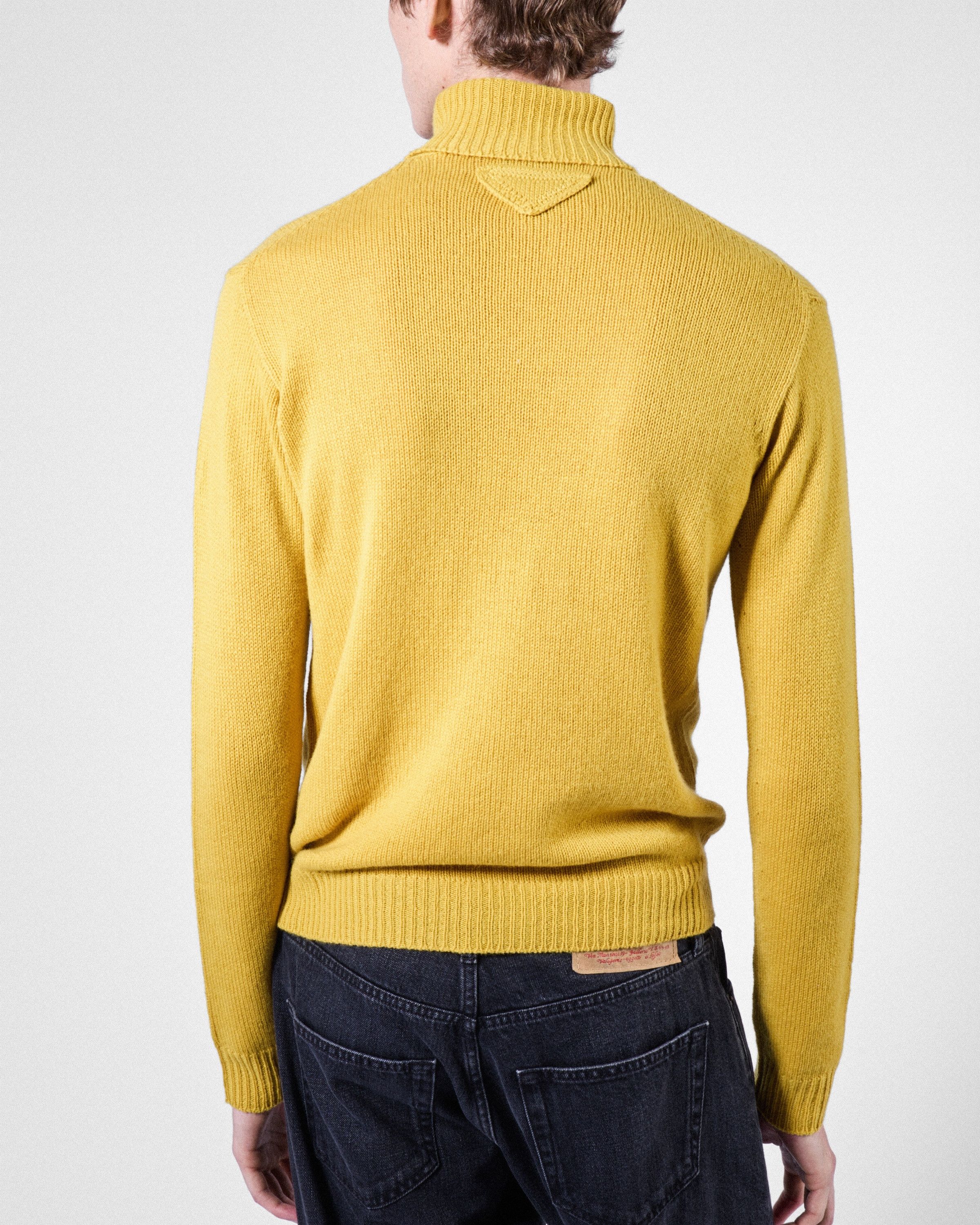 o1bcso1str1025 Cashmere Turtleneck Sweater in Yellow