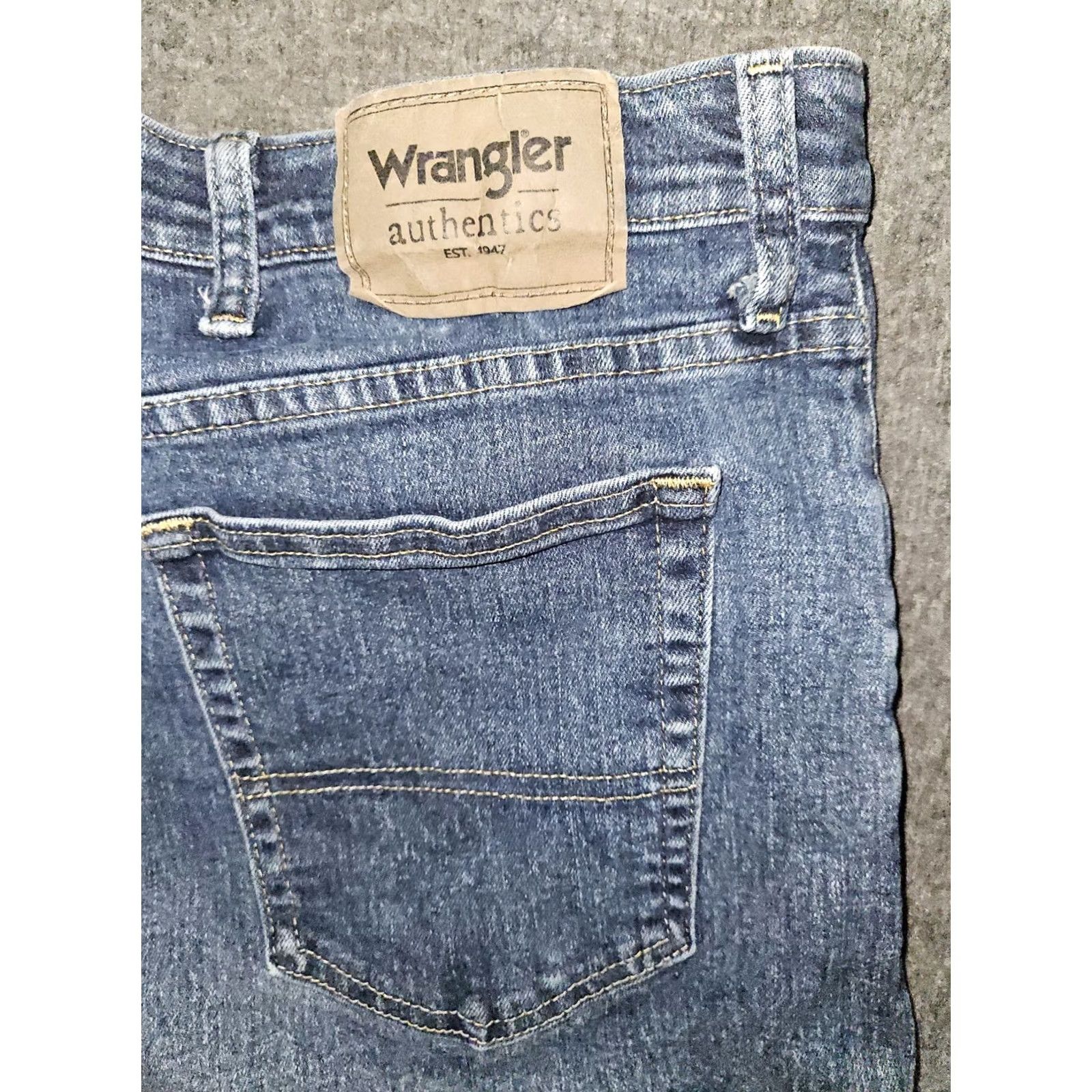 Wrangler Wrangler Jeans Men 38x30 Straight Leg High Rise Dark Blue Denim Workwear Wrangler USA Pockets Comfort Easy Care Regular Inseam 29" 38x30 Size US 38 / EU 54 - 7 Thumbnail
