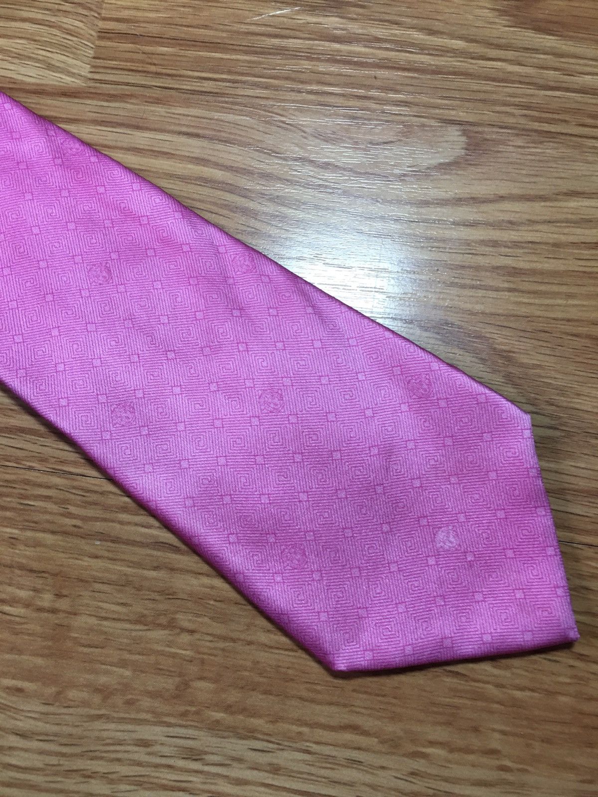 Versace GIANNI VERSACE Dark Pink Medusa Silk Mens Italy Tie Vintage Size ONE SIZE - 3 Thumbnail