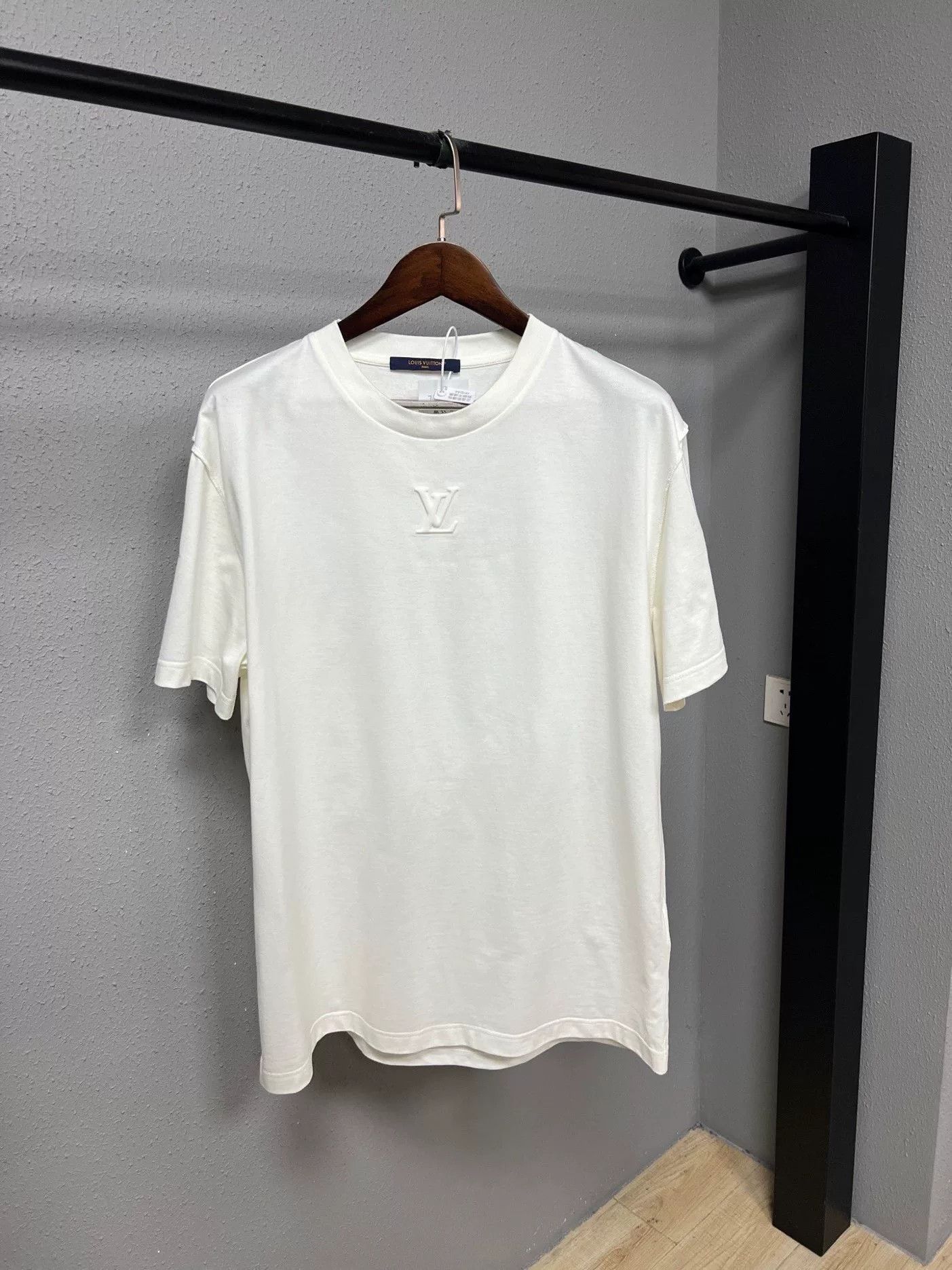 louis vuitton white embossed logo short sleeve