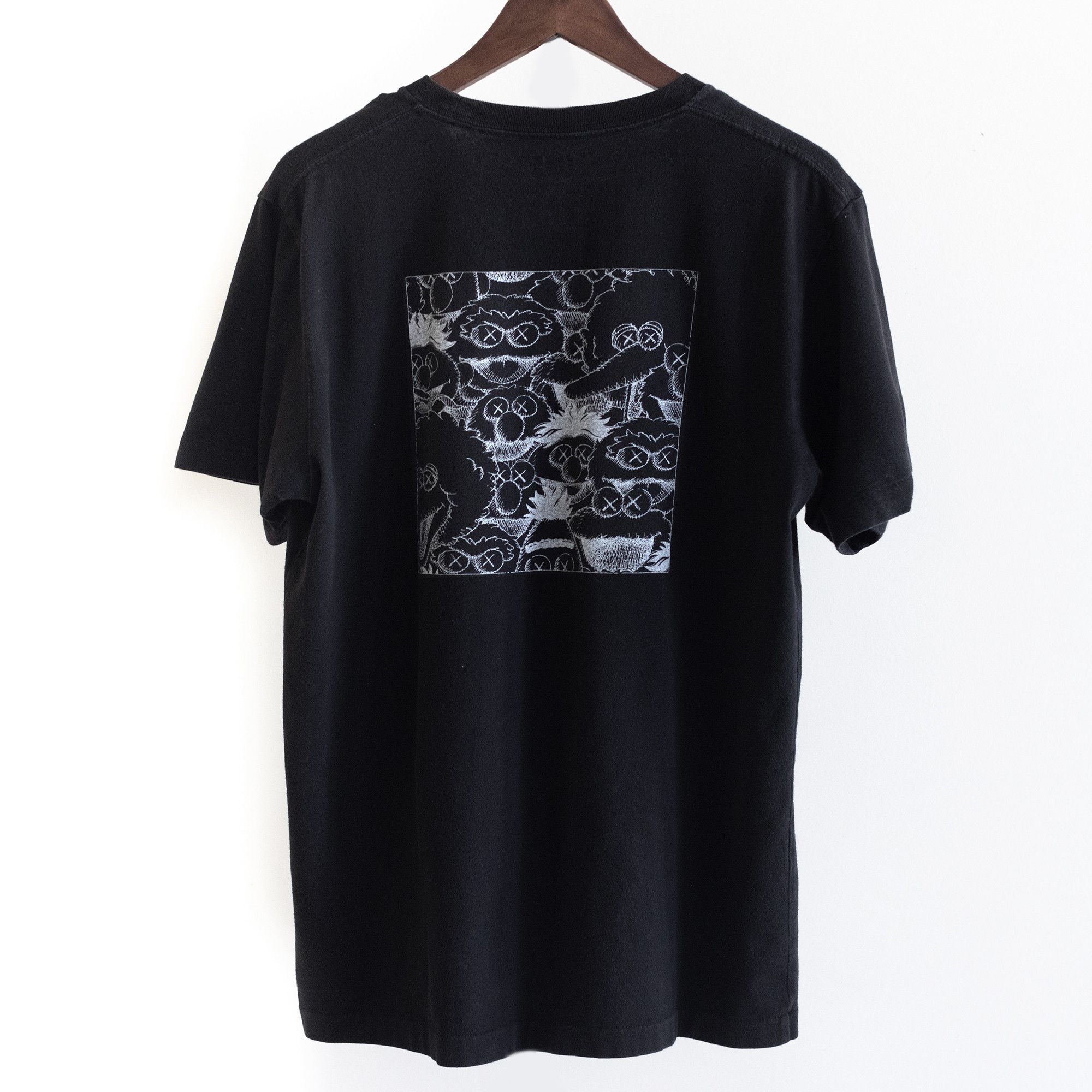 Kaws × Uniqlo Uniqlo x KAWS x Sesame Street: Black Pocket T-Shirt (Medium) Size US M / EU 48-50 / 2 - 2 Thumbnail