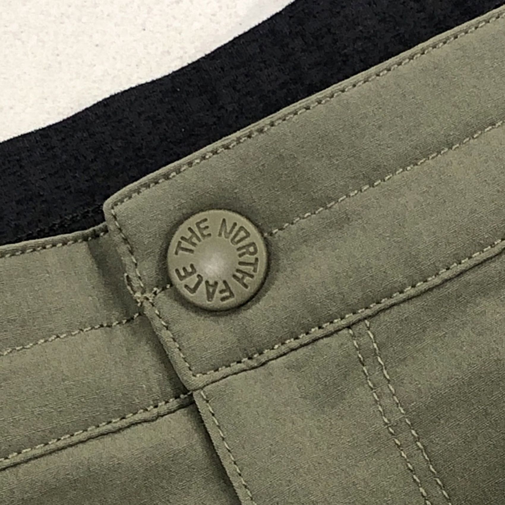 The North Face The North Face Shorts Women XL 16 Green Stretch Athletic Casual Hiking Climbing NF0A2WKK Size 40" / US 18 - 2 Thumbnail