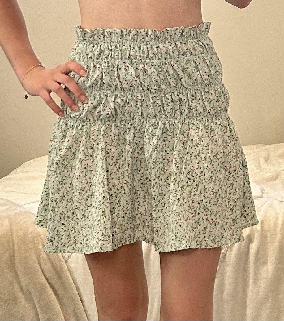 Shein Light green Shein skirt with pink flowers small Size 27" / US 4 / IT 40 - 1 Thumbnail