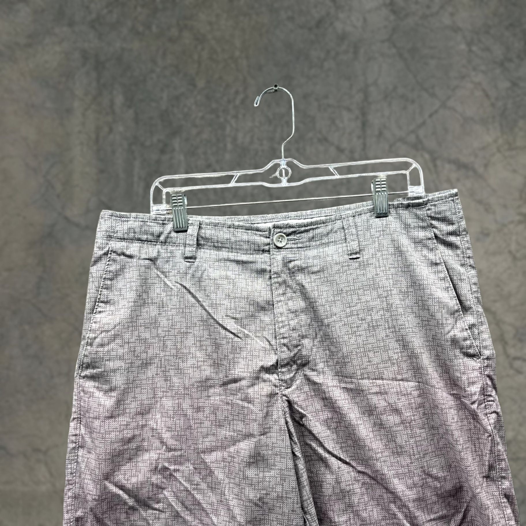 Vintage VINTAGE? No. Greg Norman Shorts Men 36 Red Gray Chino Flat Front Casual Two Tone Golf Size US 36 / EU 52 - 1 Thumbnail