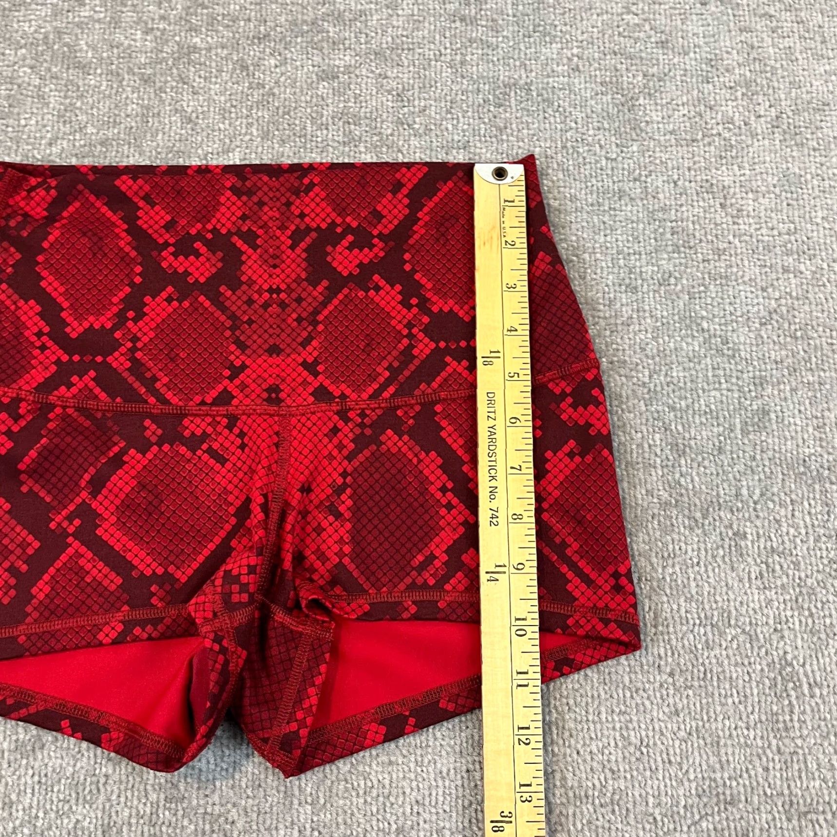 Lululemon LULULEMON Shorts Womens 2/4 Red Black Boogie Roll Down Logo Bike Like 2" Inseam Size 27" / US 4 / IT 40 - 4 Thumbnail