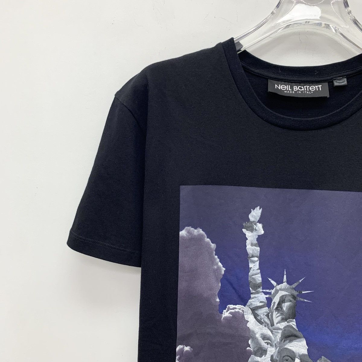 Neil Barrett Neil Barrett Black Statue of Liberty Print T-shirt K26WX Size US S / EU 44-46 / 1 - 3 Thumbnail