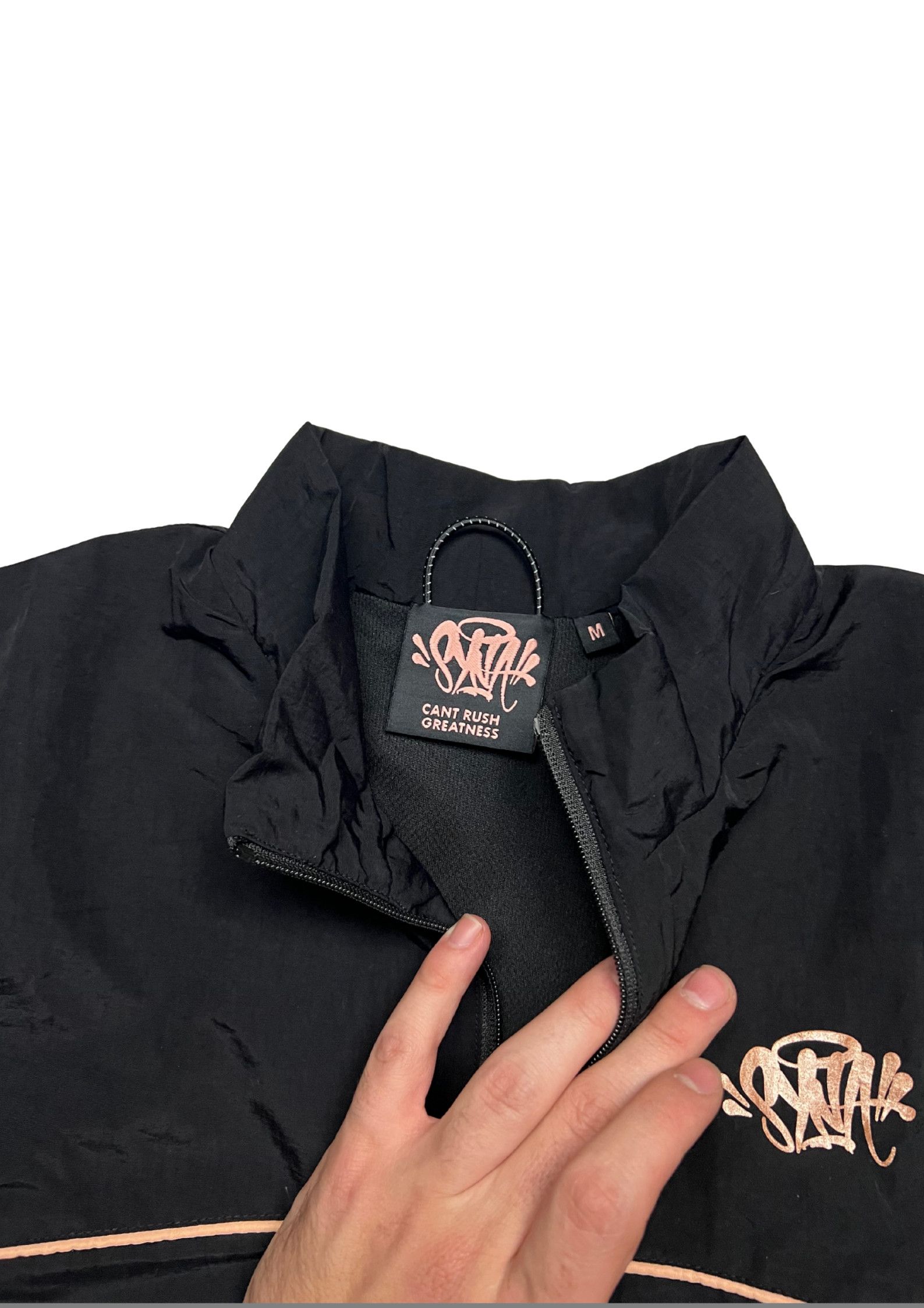 Syna World Syna World Shell Tracksuit “BLACK / GOLD” CHECK Description Size US S / EU 44-46 / 1 - 5 Thumbnail