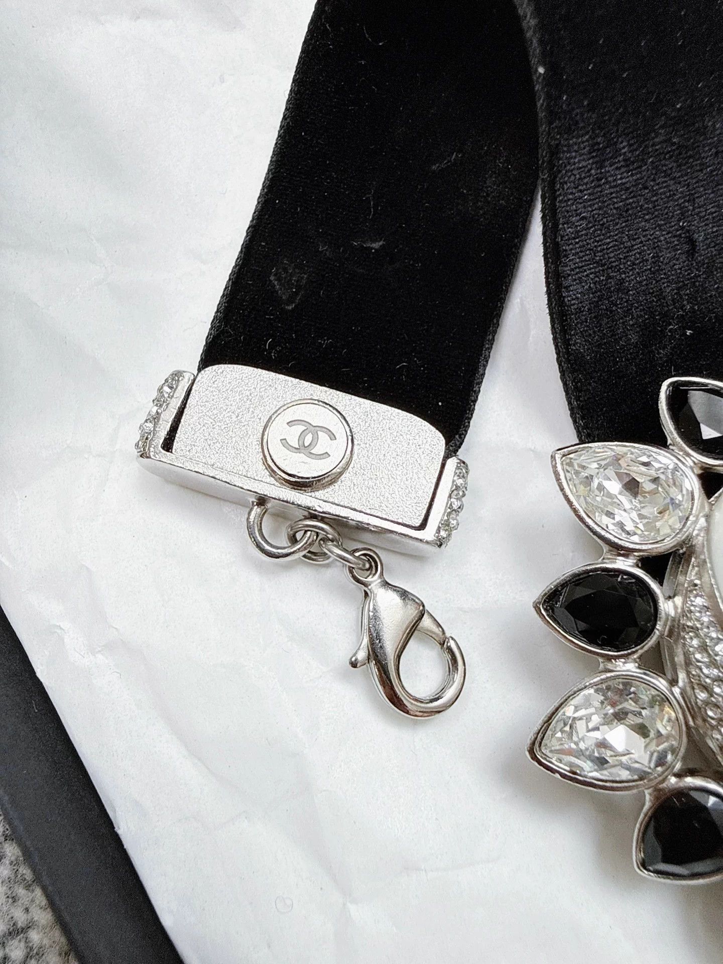 Chanel Chanel 22C Vlt B&W Crystal Sunflower Enamel Necklace 99 New Size ONE SIZE - 7 Thumbnail