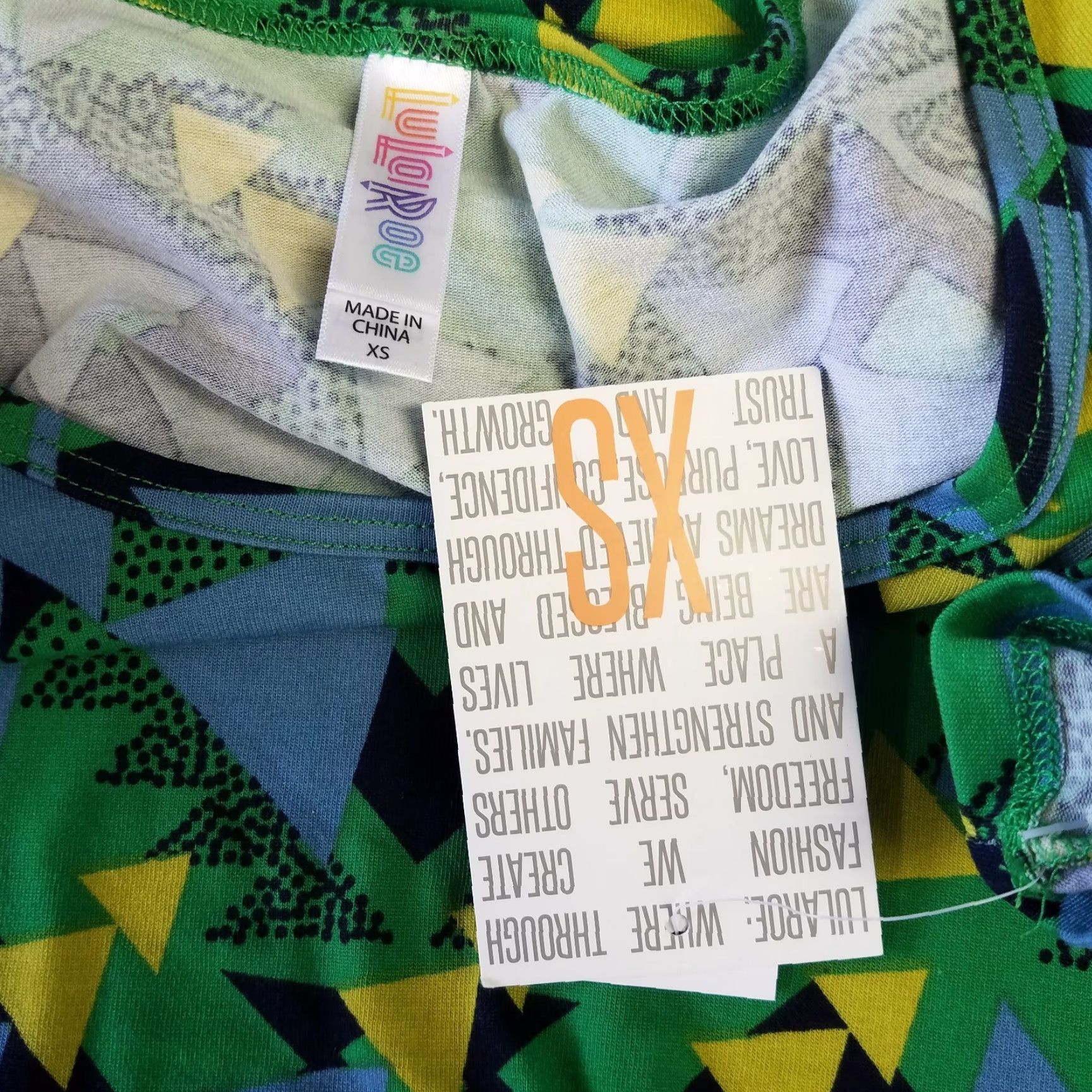 Vintage LuLaRoe Womens Perfect T XS Green Blue Geometric T-Shirt Short Sleeve Regular Womens XS Geometric Pattern Size XS / US 0-2 / IT 36-38 - 4 Thumbnail