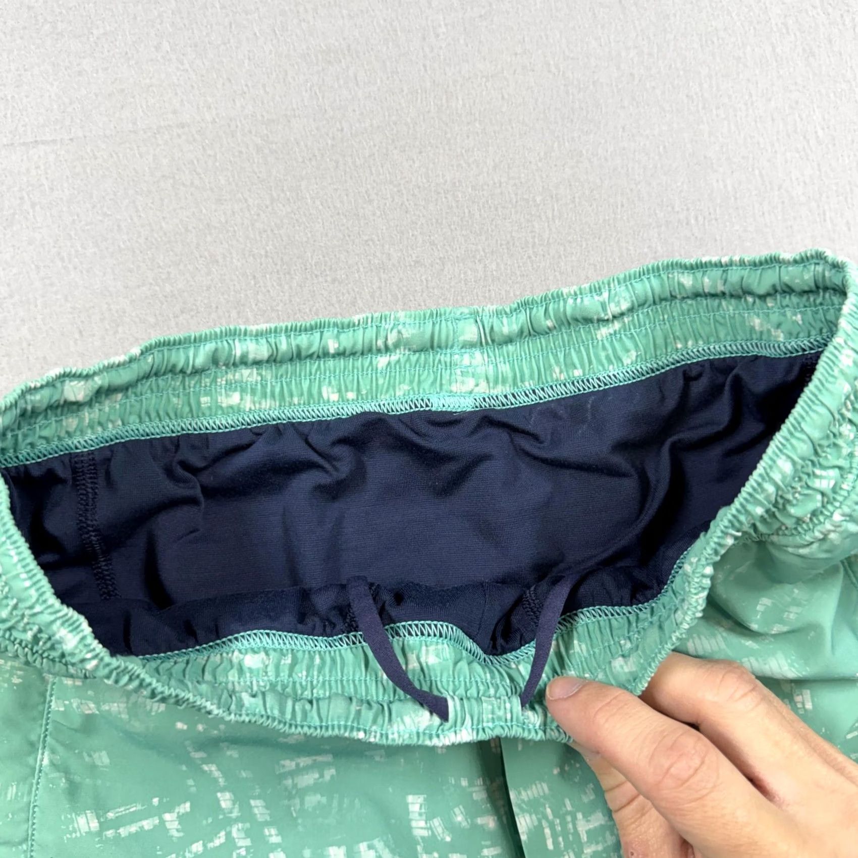 Lululemon Lululemon Shorts Mens 33 Green Geometric Lined 9" Inseam Athletic Gym Running Jogging Pockets Elastic Drawstring Waist Size US 33 - 2 Thumbnail