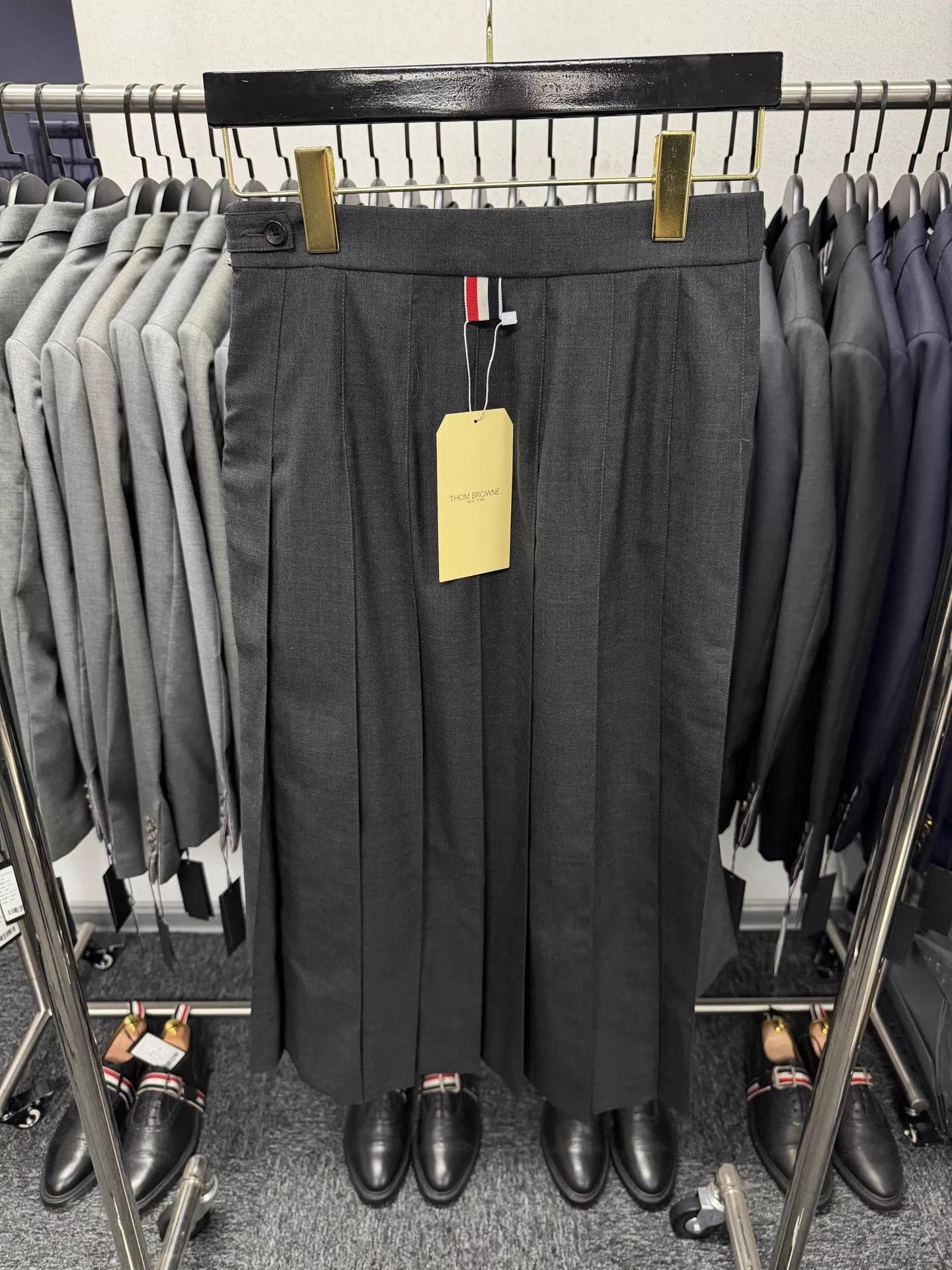 Thom Browne TB Women's Classic Pleated Midi Skirt Charcoal Gray Size 25" / US 0 / IT 36 - 2 Thumbnail