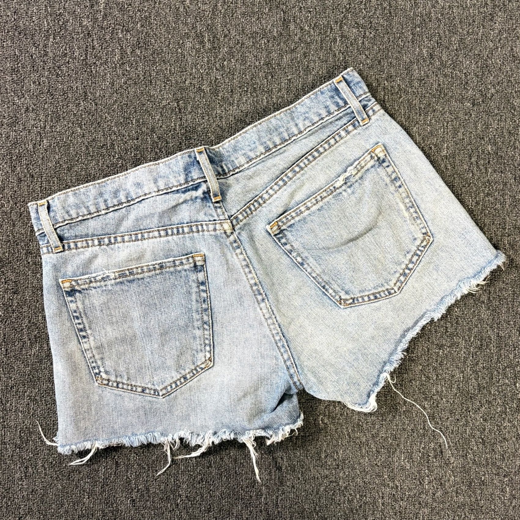 Gap VINTAGE Gap Girlfriend Frayed Light Wash Denim Jean Shorts Women’s 27 Regular Blue Jeans Shorts Women 27 Size 27" / US 4 / IT 40 - 2 Thumbnail