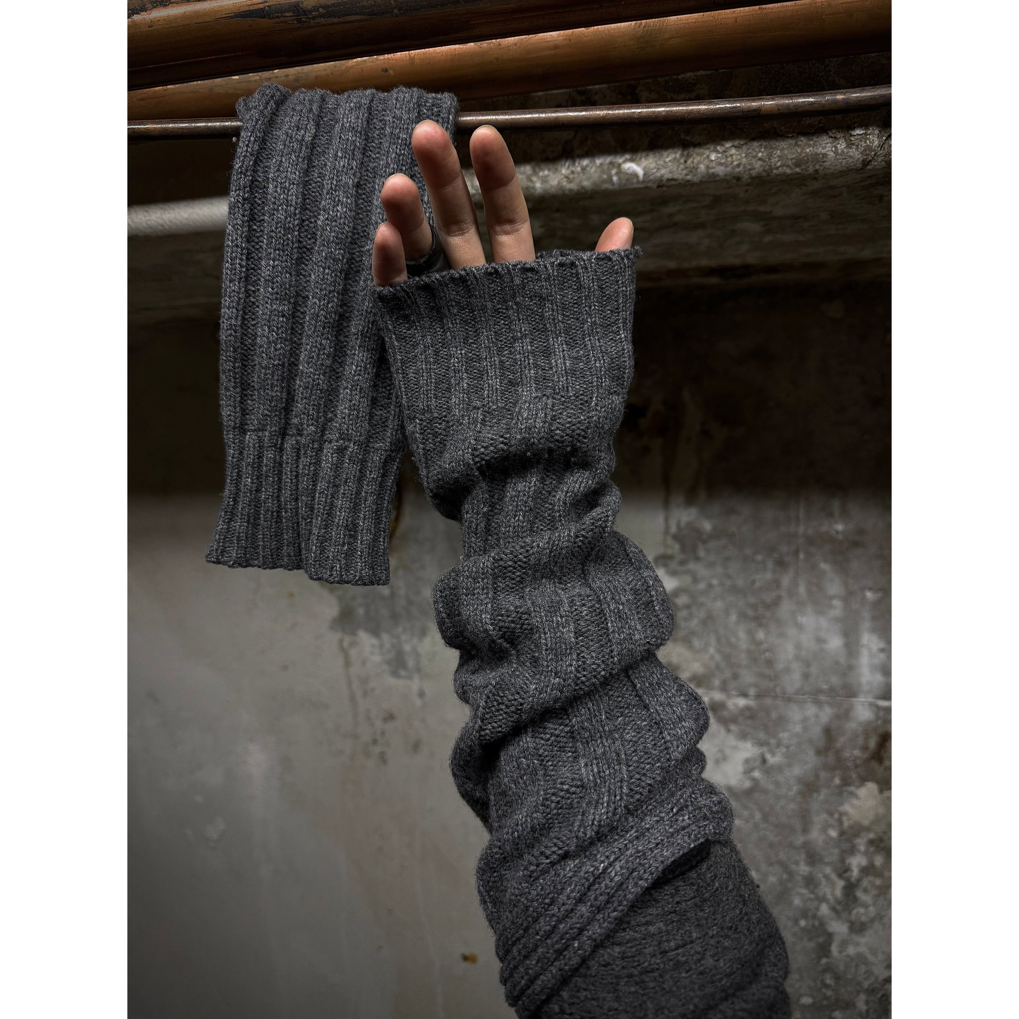 A/W2004Dior Homme Wool Arm Warmers ブラック DSC_8521-2_4214x.jpg?v=1731273538