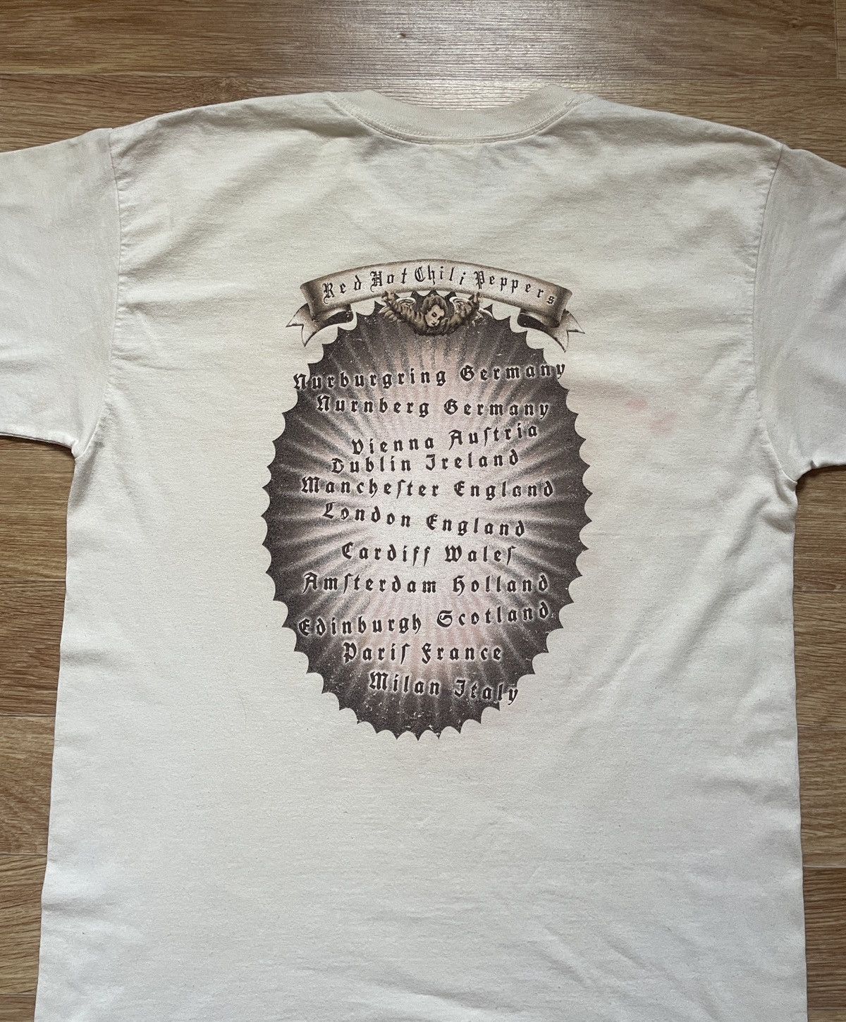 Fruit Of The Loom Vintage 2004 Red Hot Chilli Peppers Tour T Shirt Size L Size US L / EU 52-54 / 3 - 12 Thumbnail