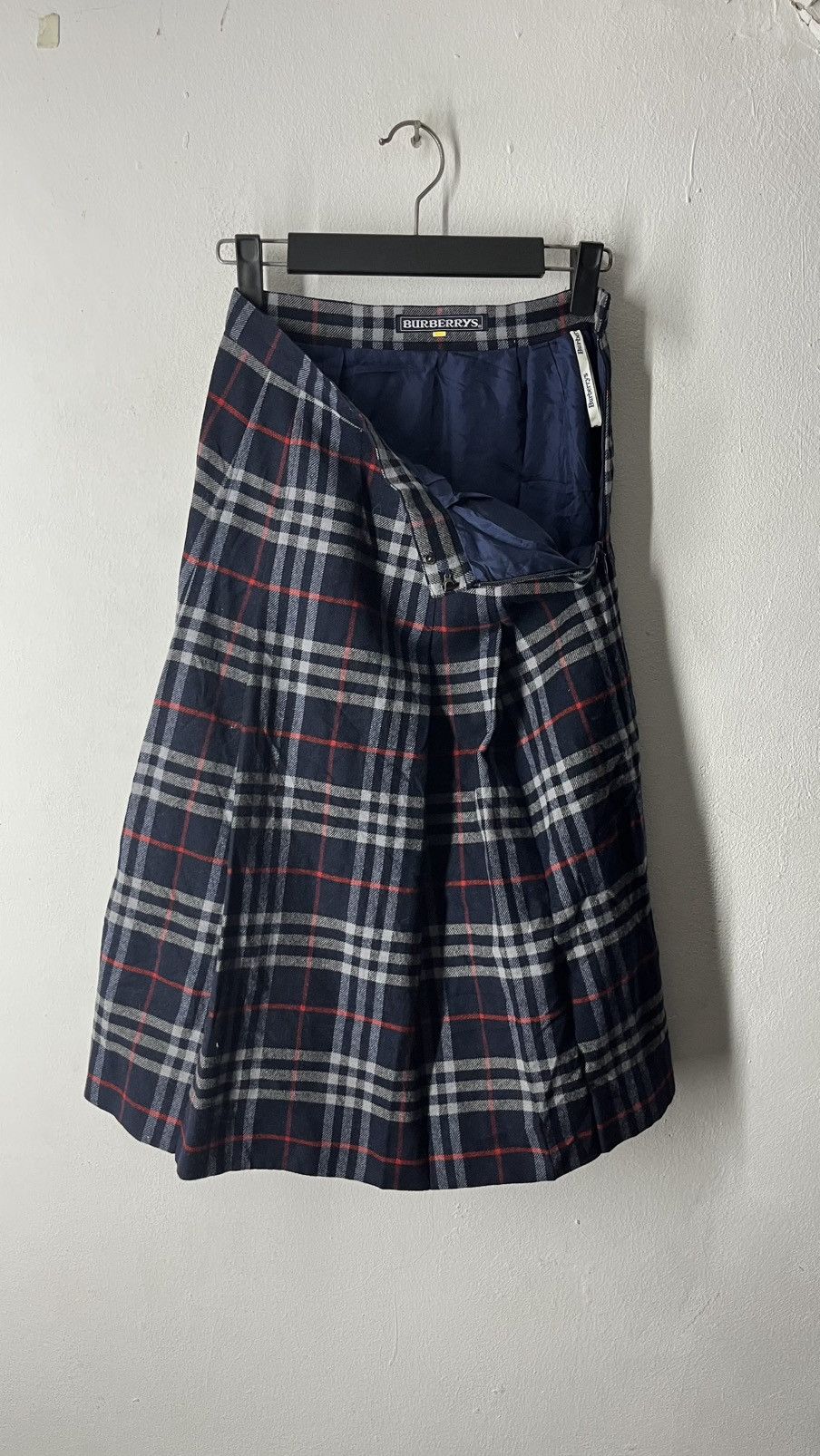 Burberry BURBERRY NOVACHEK VINTAGE SKIRT Size 24" / US 00 / IT 34 - 9 Thumbnail