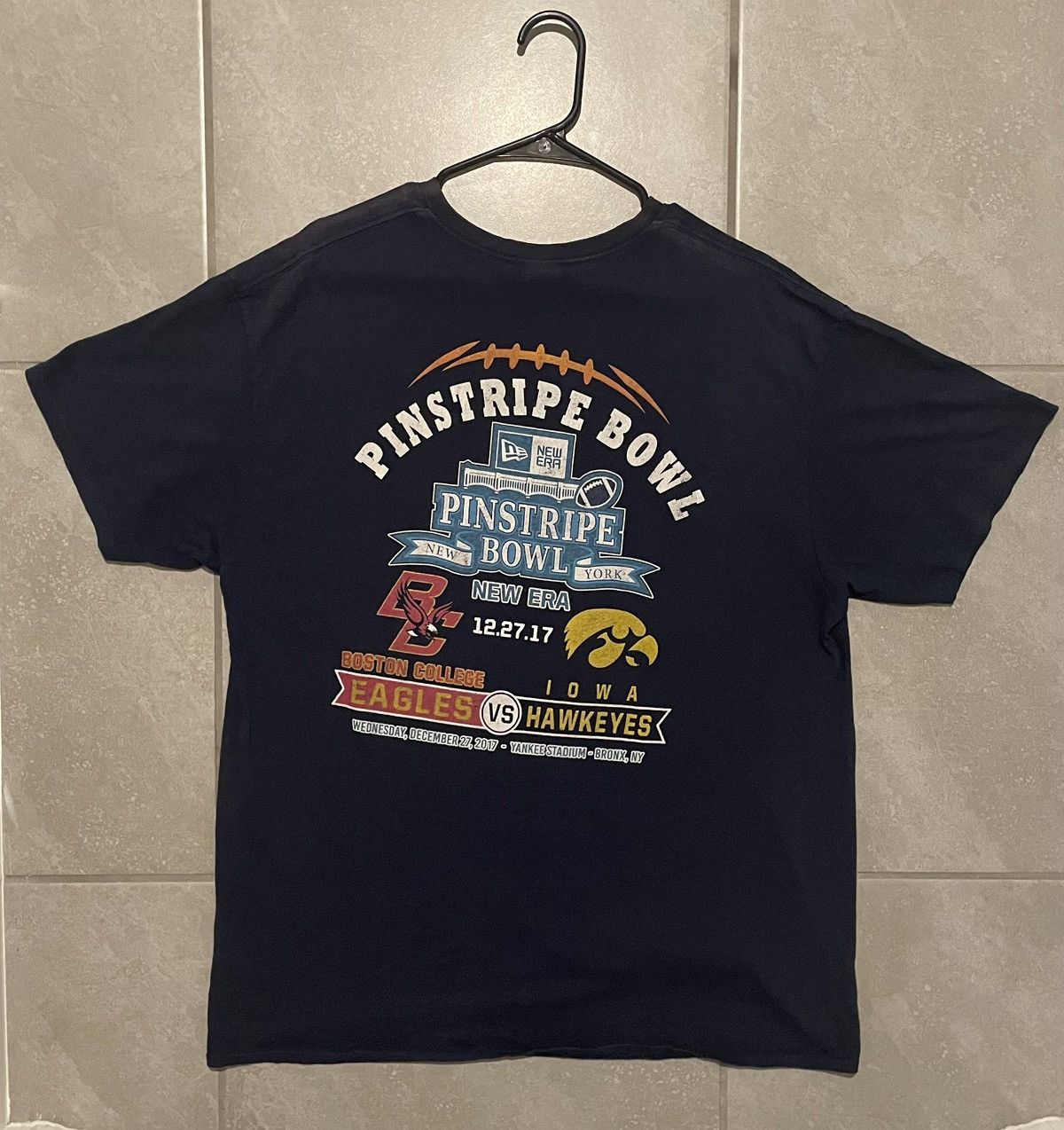 Vintage BOSTON EAGLES VS IOWA HAWKEYES T-SHIRT Size US XL / EU 56 / 4 - 3 Thumbnail