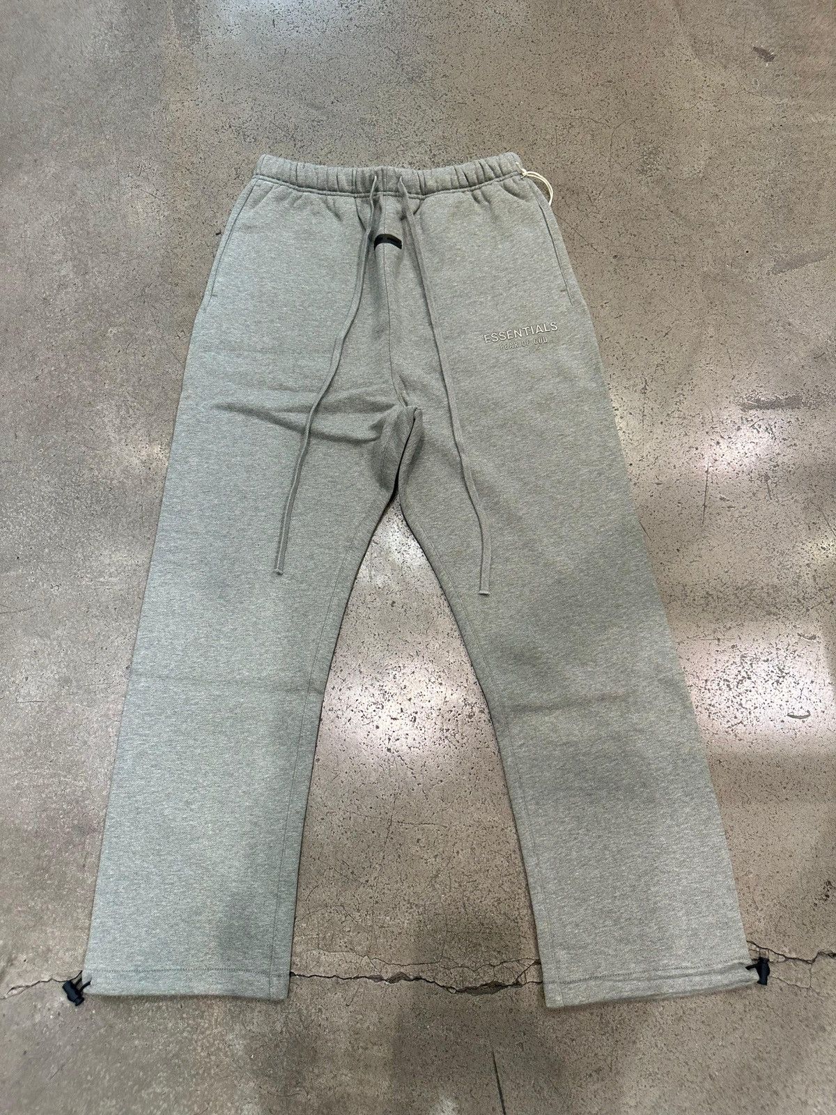 Essentials ESSENTIALS - Relaxed Fleece Sweatpant Concrete Heather Size US 30 / EU 46 - 1 Thumbnail