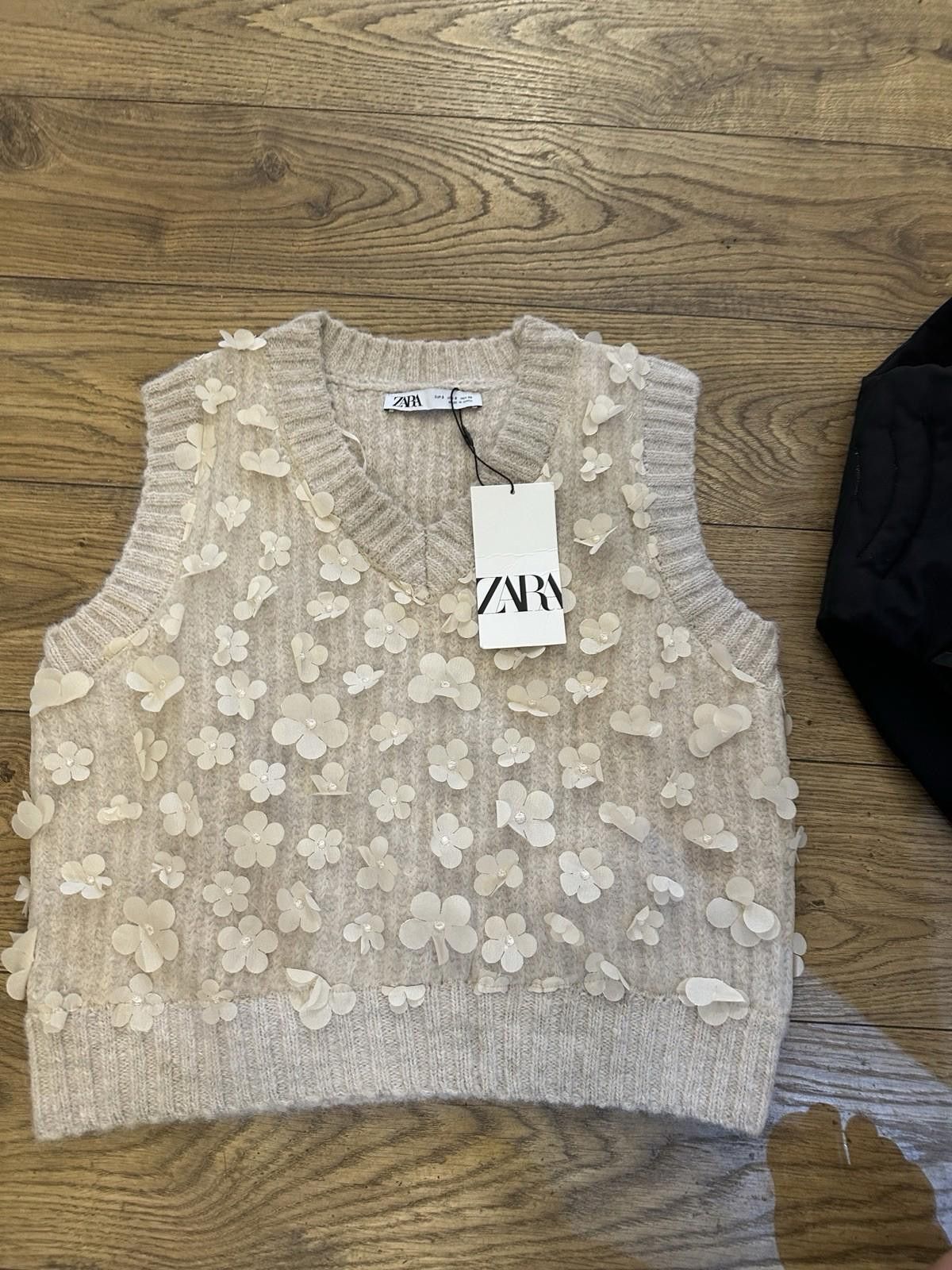 Zara Knitted waistcoat with small flowers BNWT Size S / US 4 / IT 40 - 1 Thumbnail