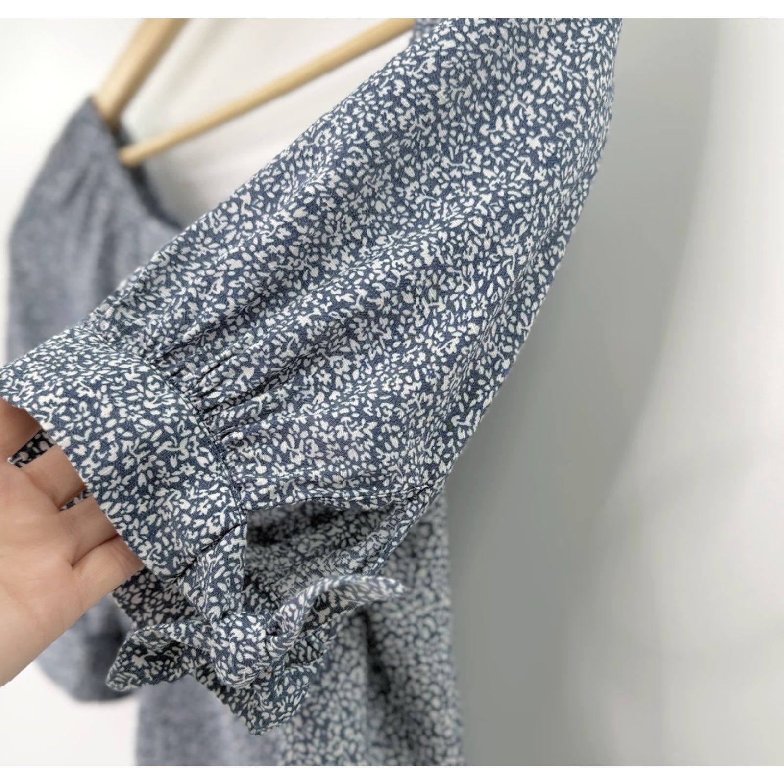 Vintage LC Lauren Conrad Blue Floral Print Blouse XS Puff Sleeve Square Neck Tie Accent Womens Blouse, Linen? (Note: fabric is Rayon) Size XS / US 0-2 / IT 36-38 - 4 Thumbnail
