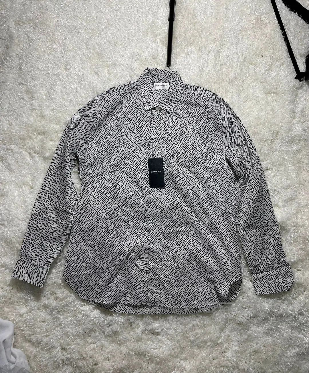 Yves Saint Laurent saint laurent tiger print long sleeve shirt. Size US M / EU 48-50 / 2 - 1 Thumbnail