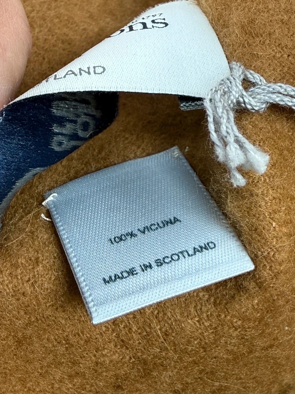 Johnstons Of Elgin Johnstons Of Elgin 100% Vicuna Scarf Made In Scotland Size ONE SIZE - 6 Thumbnail
