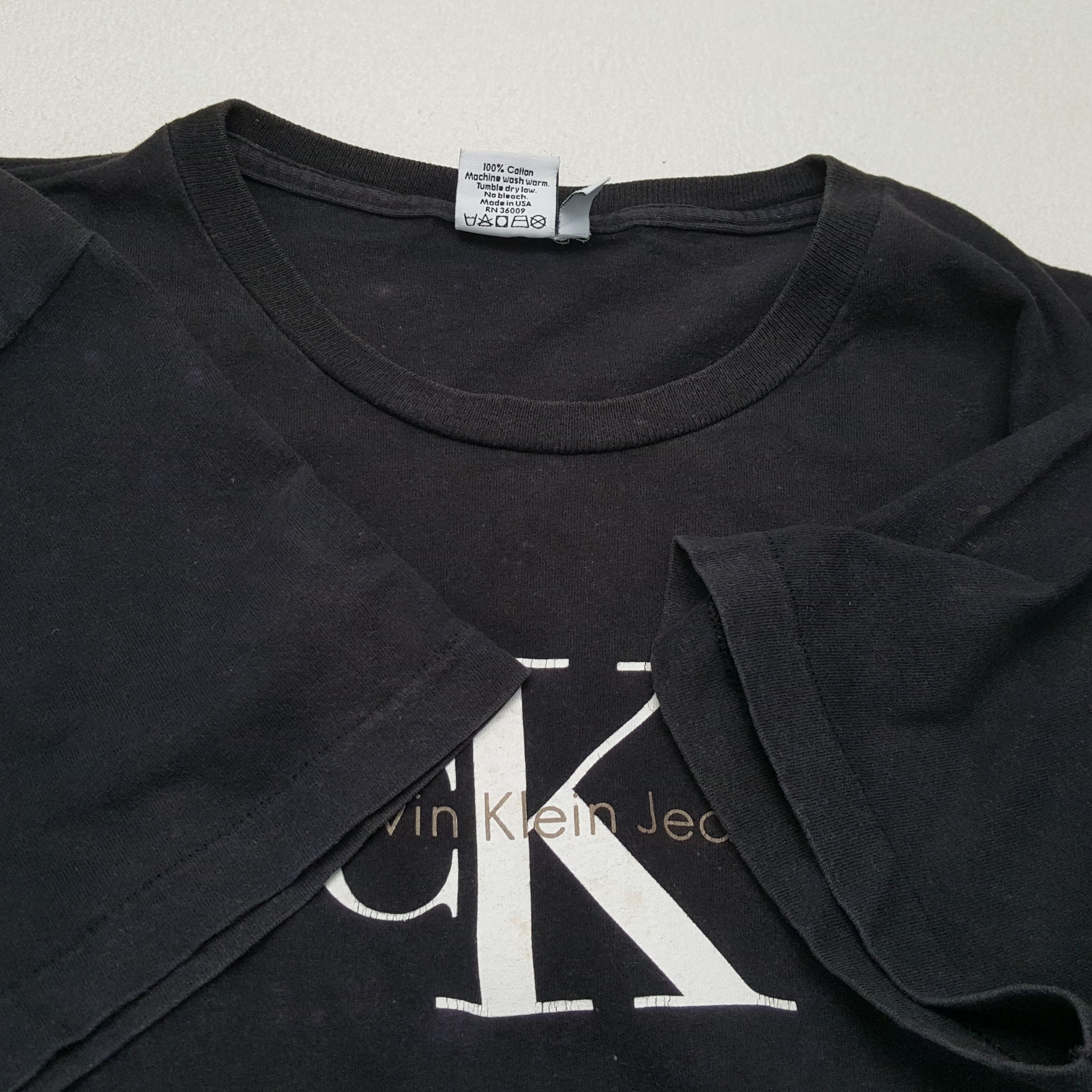 Calvin Klein × Vintage CLAVIN KLEIN Center Logo Design Fashion Vintage Tshirt Size US L / EU 52-54 / 3 - 6 Thumbnail