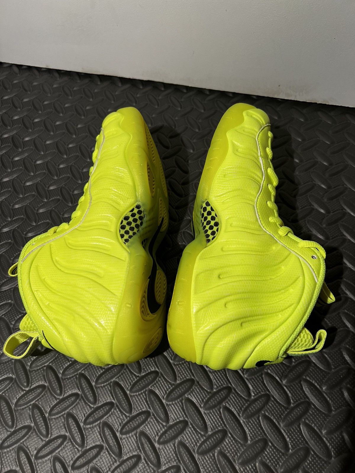Nike NEW Nike Foamposite Pro Volt Green 2021 size 8 Womens Shoes Size US 8 / IT 38 - 8 Thumbnail