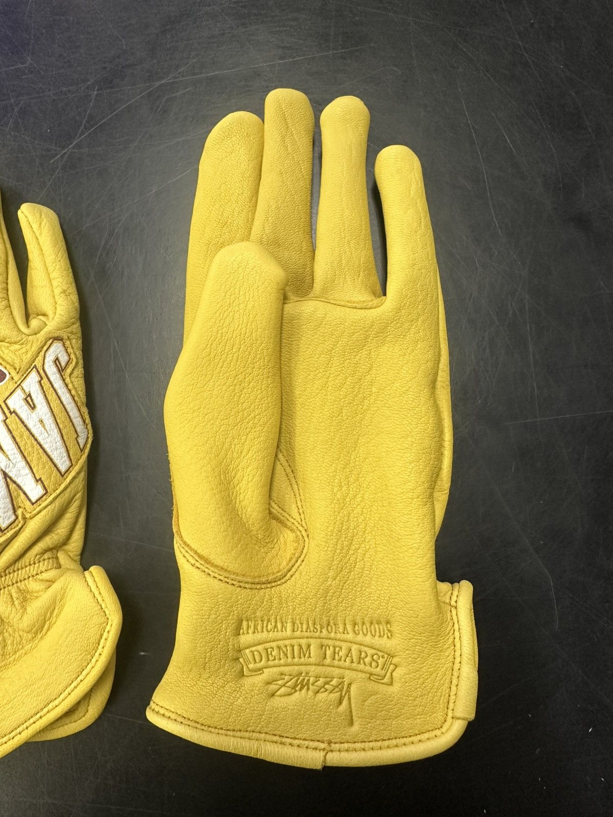 DENIM TEARS × Stussy DENIM TEARS X STUSSY LEATHER GLOVES S/M YELLOW Size ONE SIZE - 7 Thumbnail