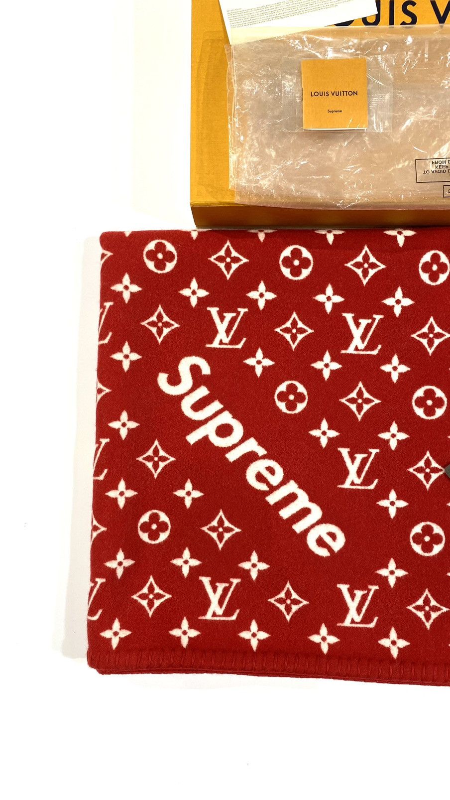 Louis Vuitton × Supreme Louis Vuitton X Supreme Blanket Red Monogram Size ONE SIZE - 5 Thumbnail