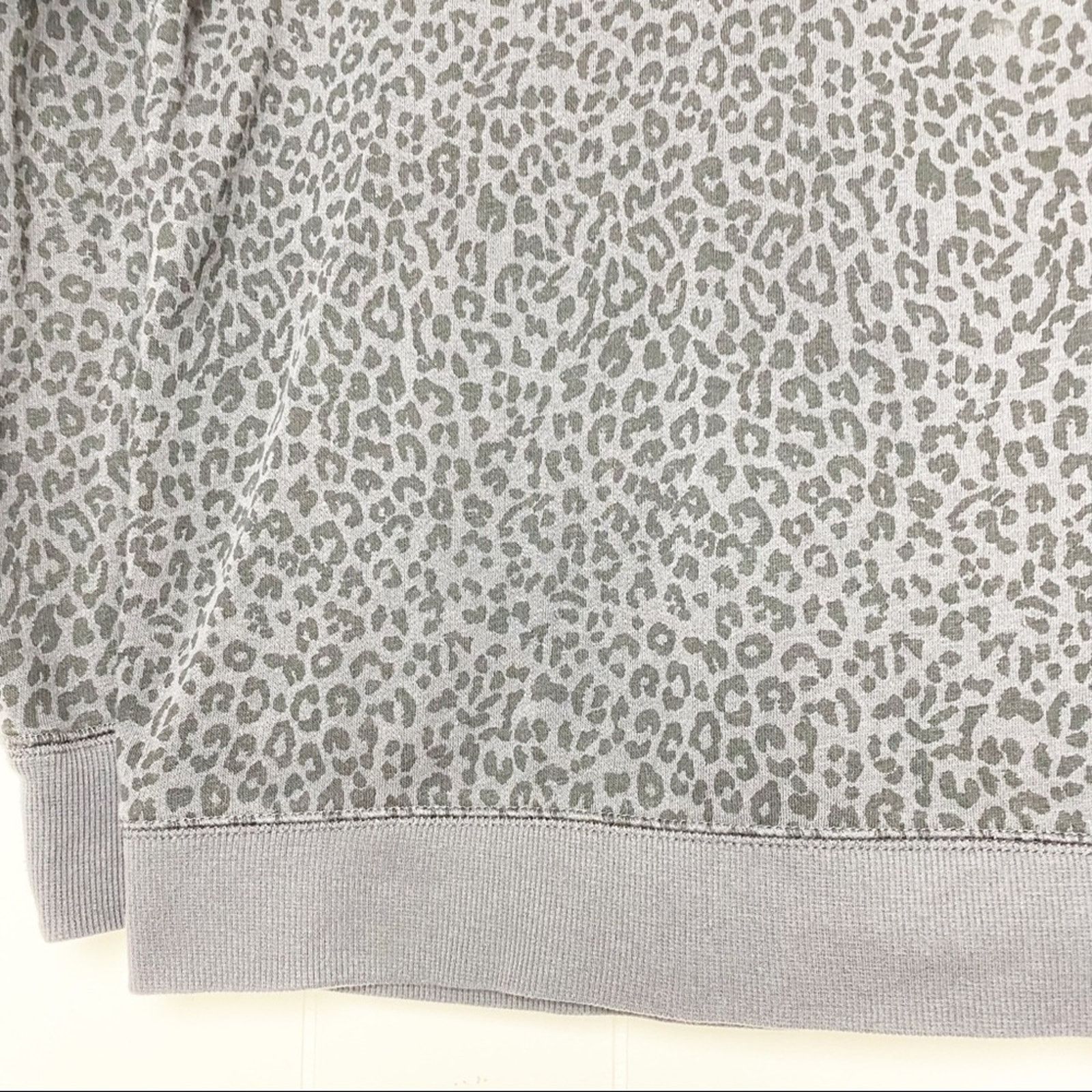 Old Navy Old Navy Grey & Black Leopard Print Sweatshirt Womens Med Size M / US 6-8 / IT 42-44 - 2 Thumbnail