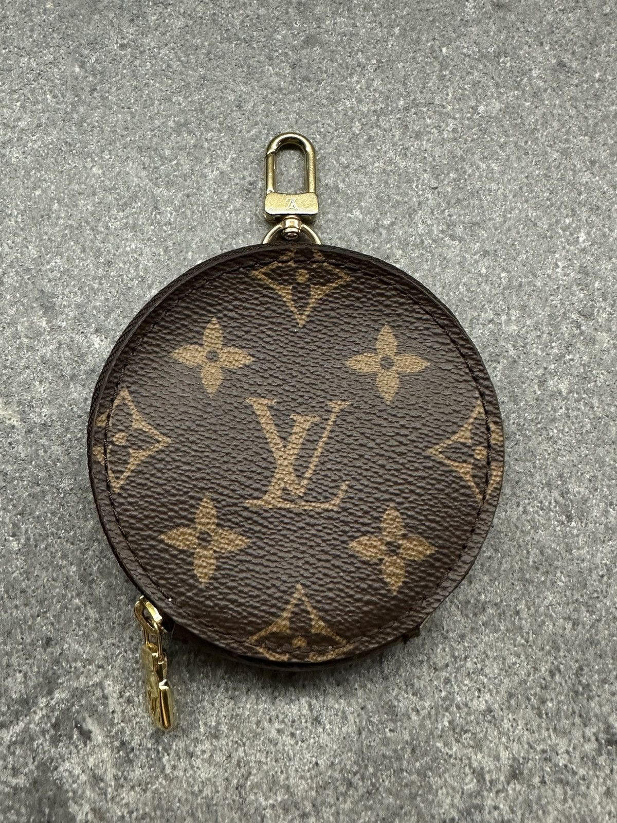 Louis Vuitton Louis Vuitton Multi Pochette Monogram Rare Round Coin Purse Size ONE SIZE - 7 Thumbnail