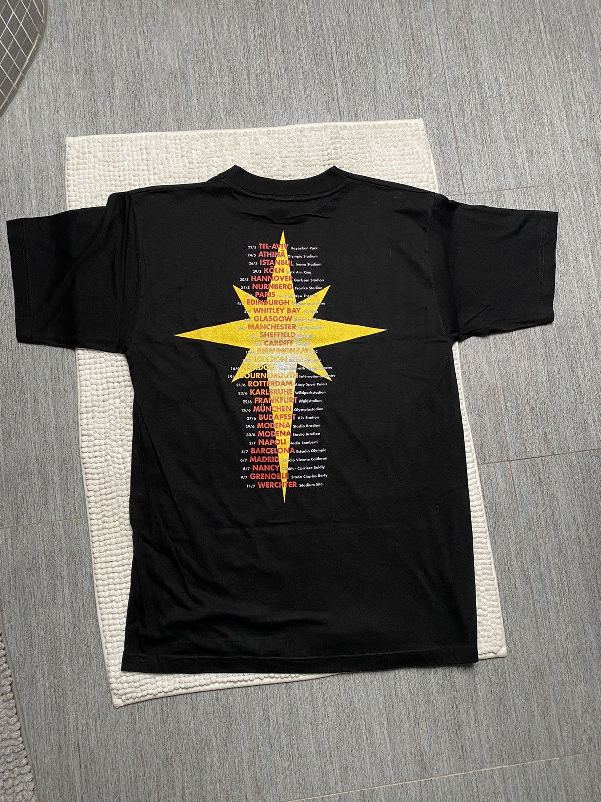 Band Tees × Vintage Vintage Brian May Queen Giant L Tour Tee 90s Band T-Shirt Size US L / EU 52-54 / 3 - 11 Thumbnail