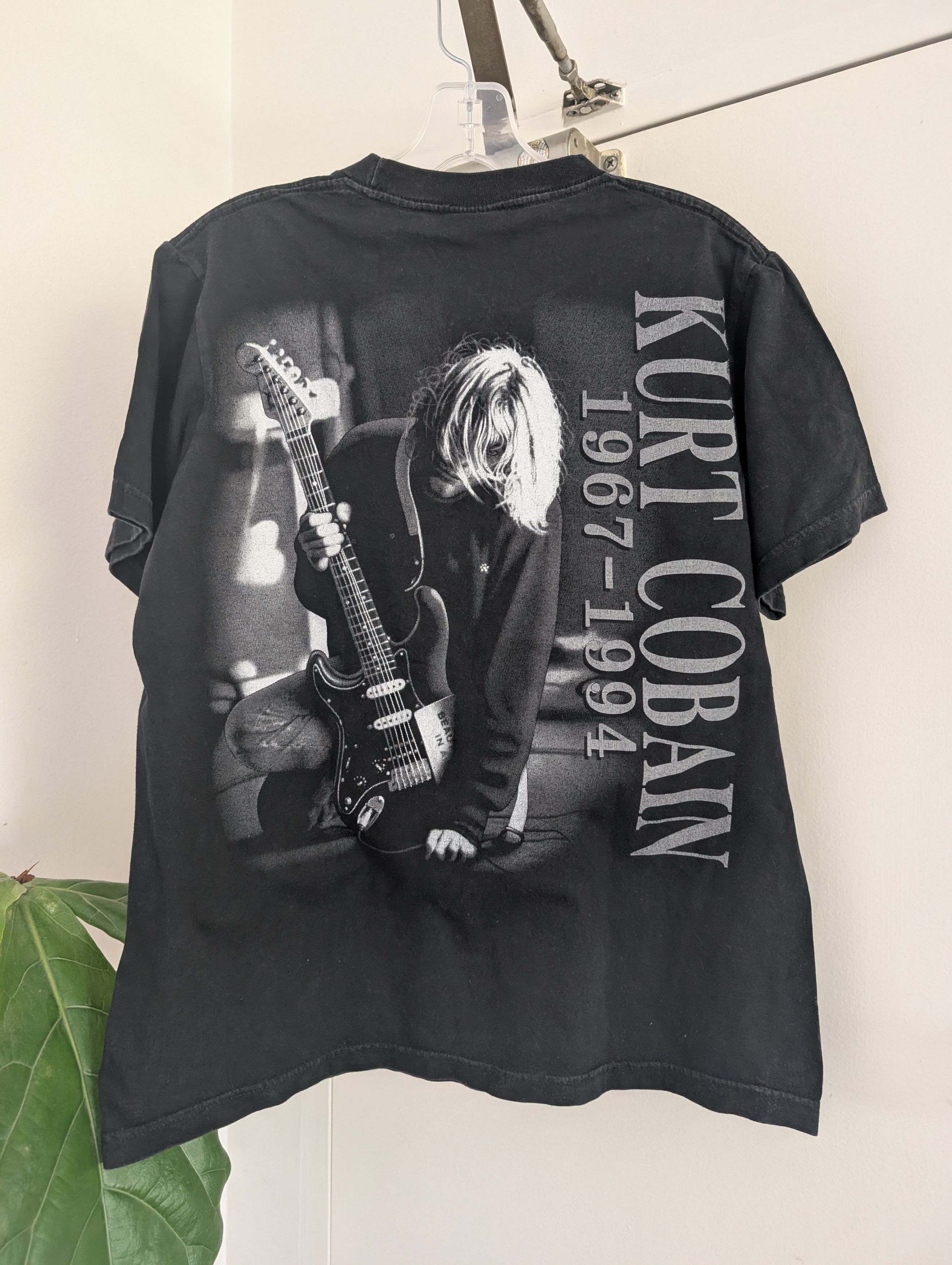 Gildan Kurt Cobain 1967-1994 T-shirt Black size M Nirvana. Size US M / EU 48-50 / 2 - 2 Thumbnail