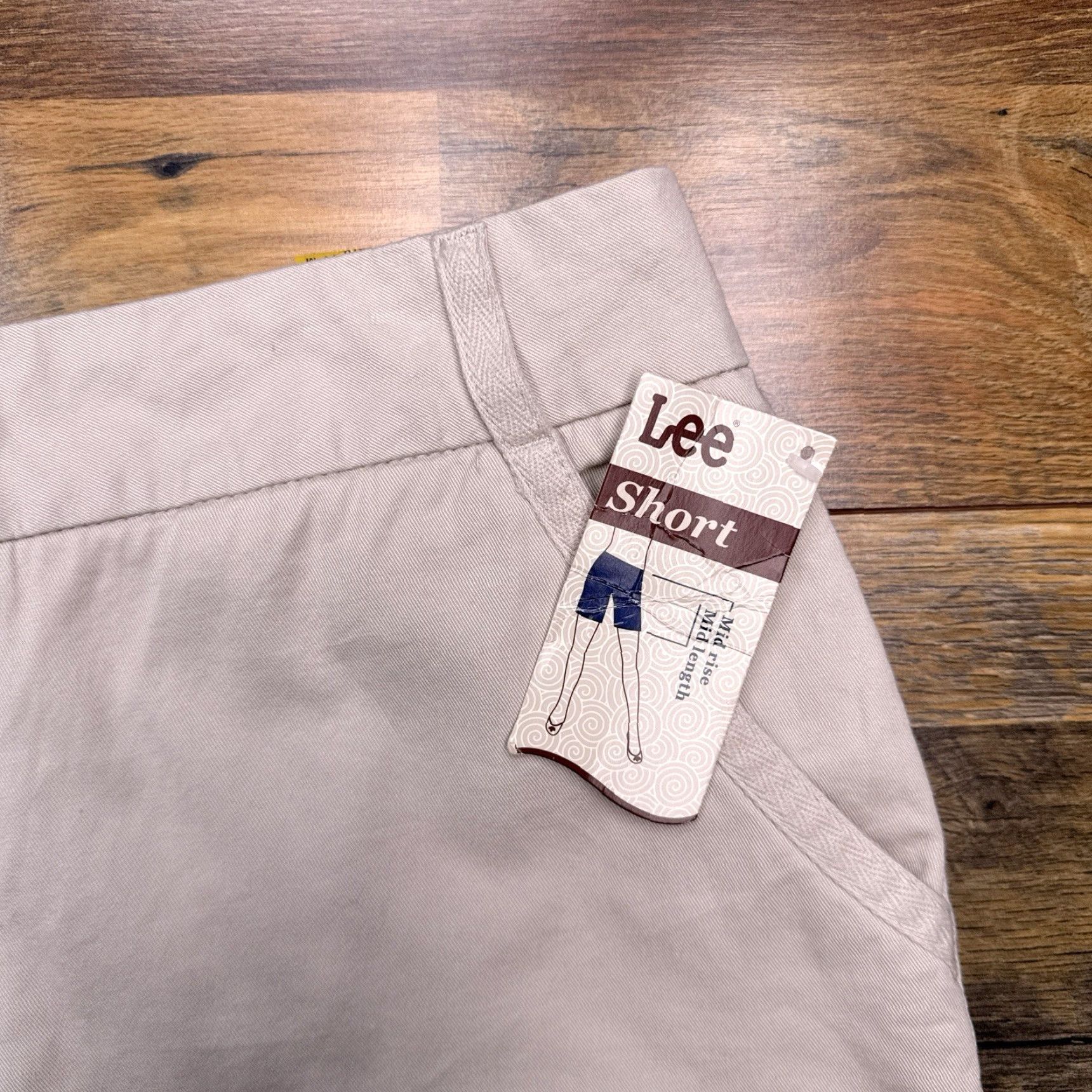 Lee Lee Shorts Womens 14M Khaki Beige Mid Rise Chino Casual Regular 4.5in Inseam Size 36" / US 14 / IT 50 - 3 Thumbnail