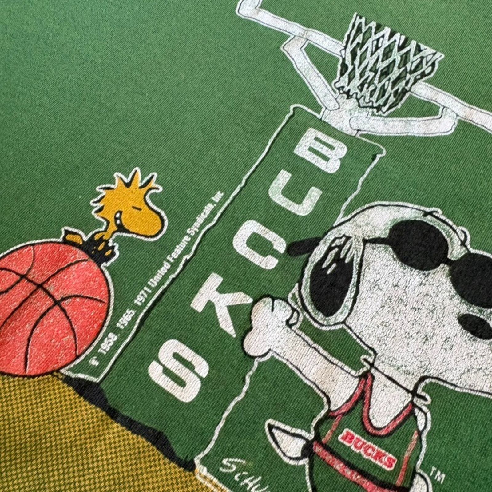 Vintage Vintage Milwaukee Bucks NBA Basketball Snoopy T-Shirt Size M Size US M / EU 48-50 / 2 - 3 Thumbnail