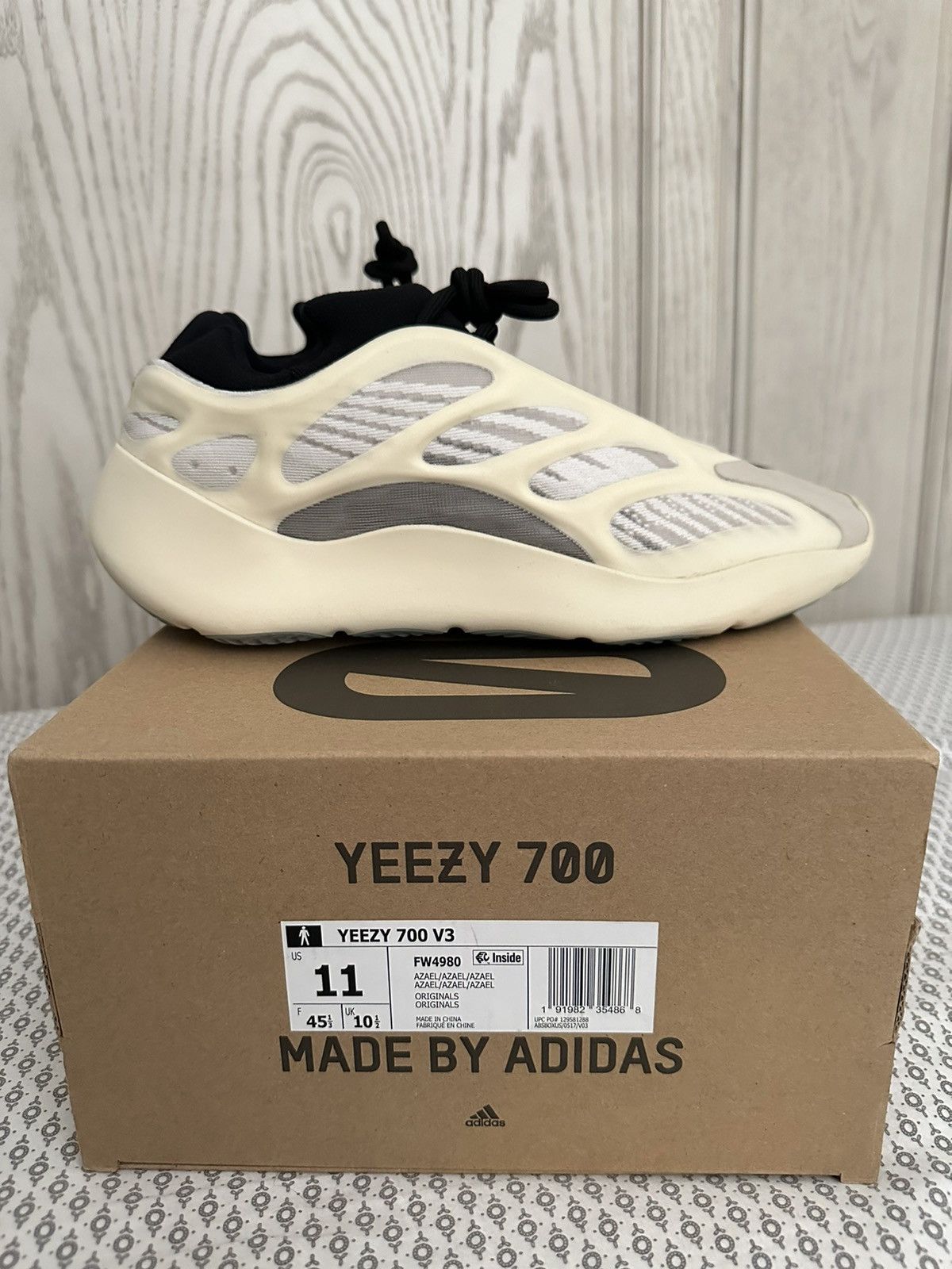 Adidas × Kanye West Adidas 700 V3 Size US 11 / EU 44 - 1 Thumbnail