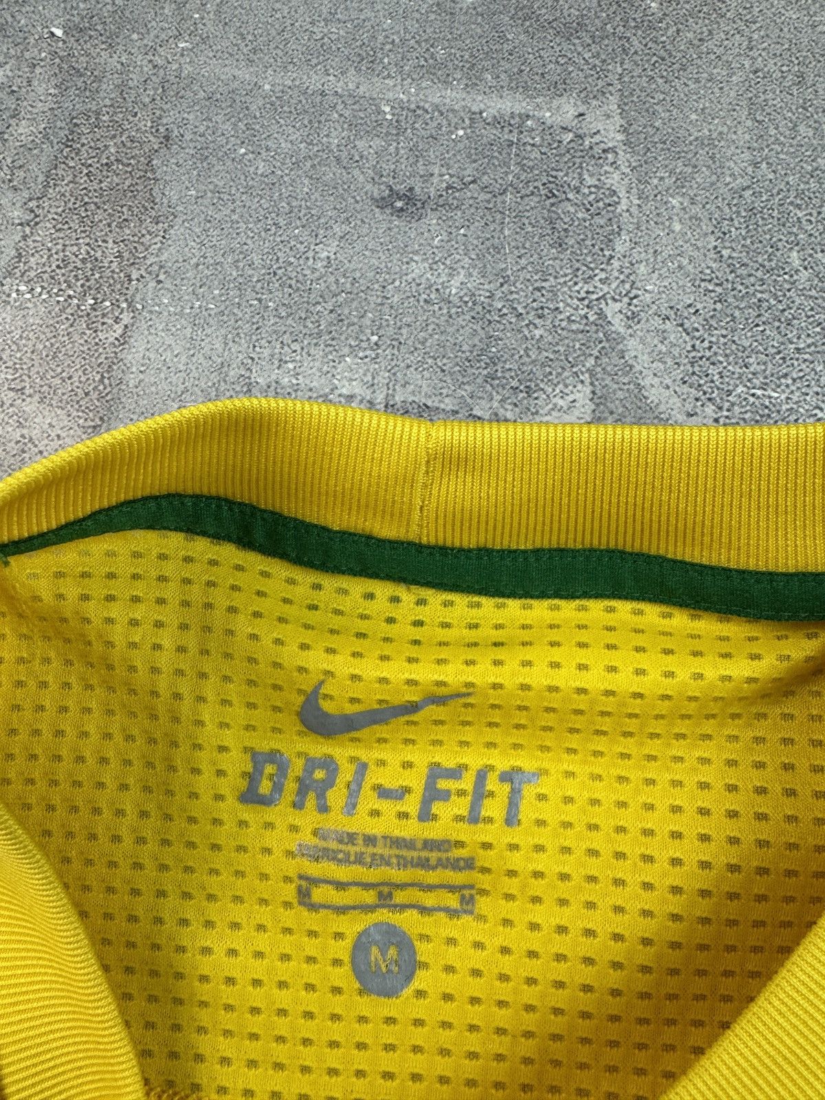Nike Brazil 2011/12 Home Football Shirt Soccer Jersey Nike M Size US M / EU 48-50 / 2 - 5 Thumbnail