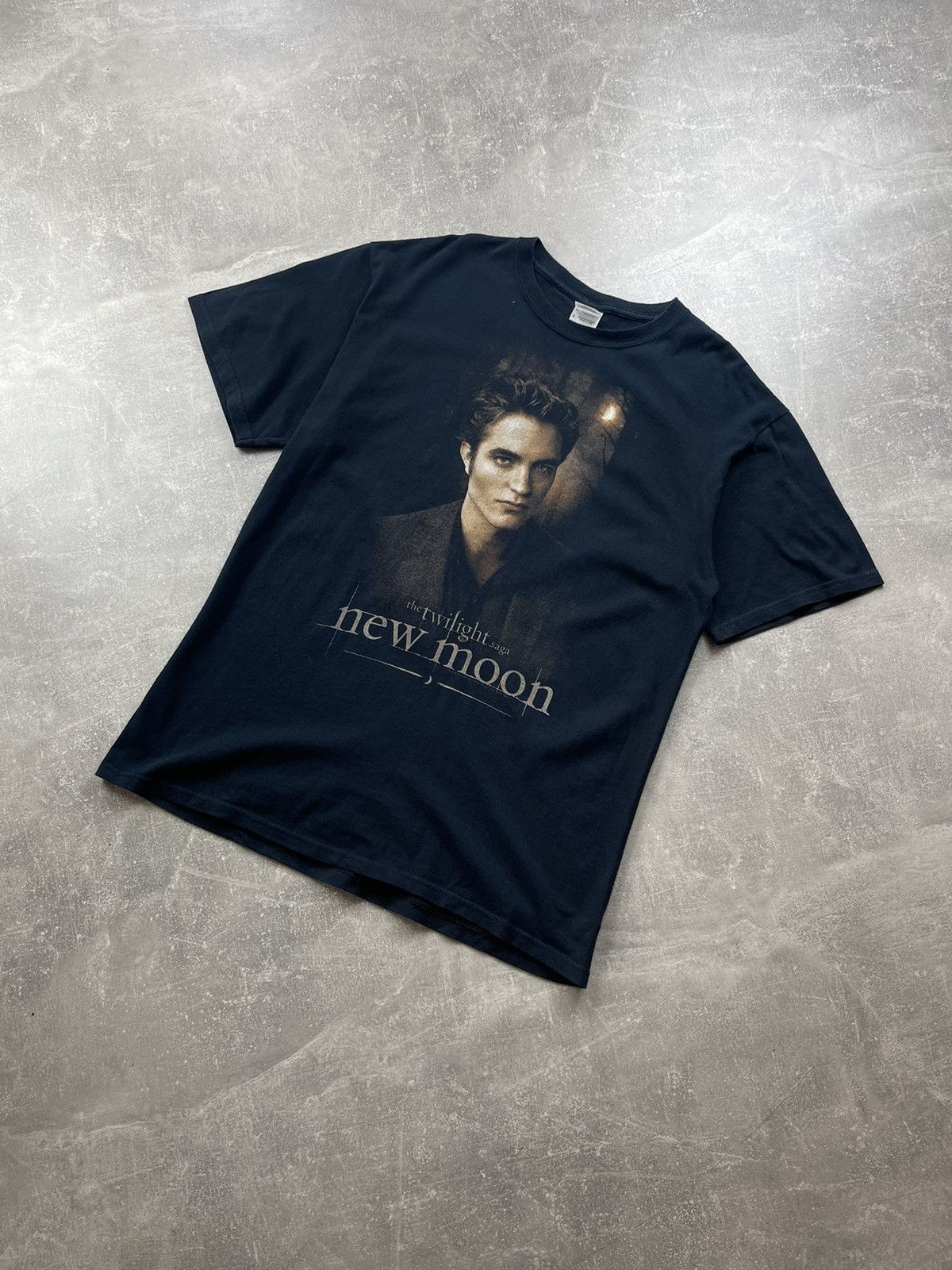 Vintage Twilight New Moon Edward Cullen Robert Pattinson Black Tee Size US L / EU 52-54 / 3 - 1 Thumbnail