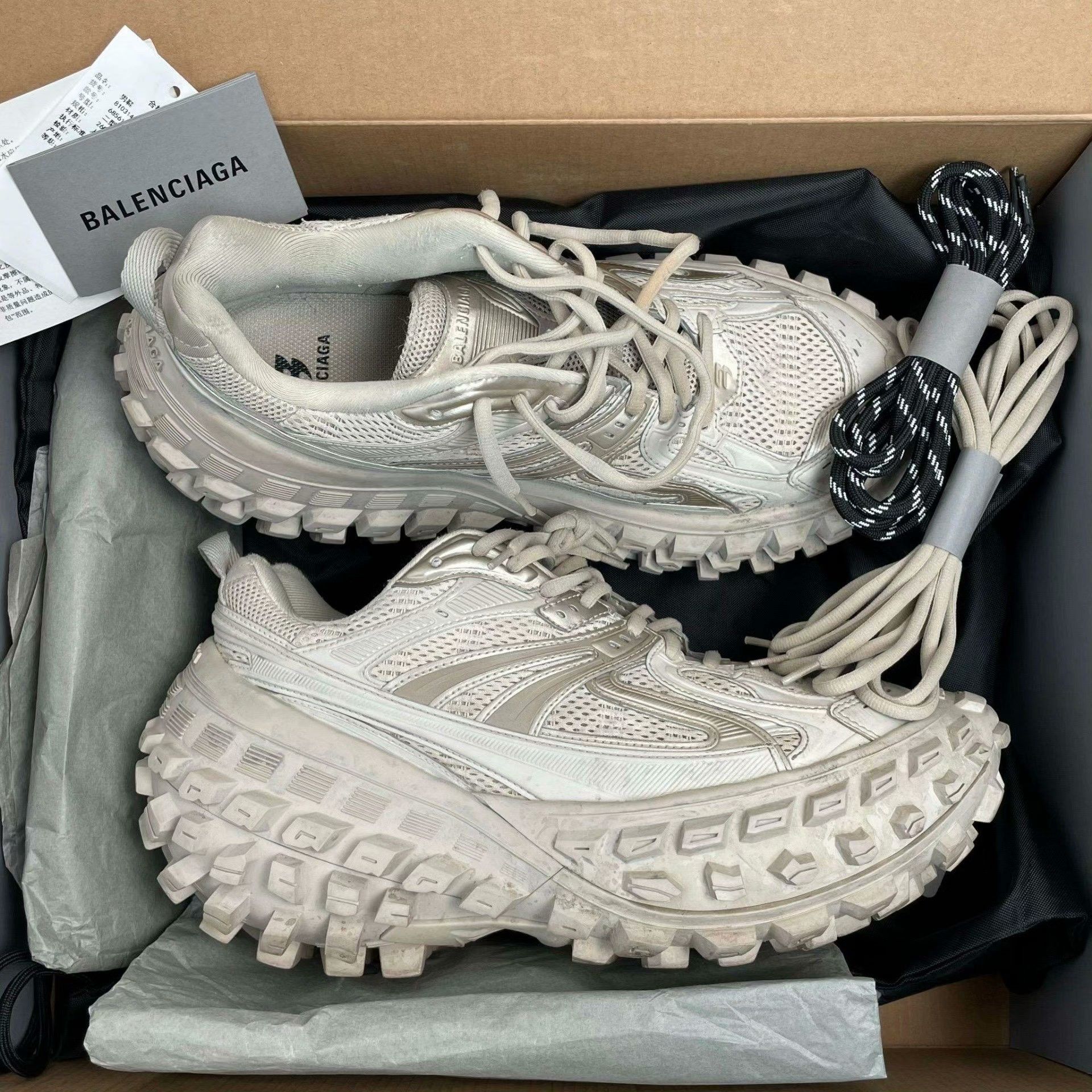 Balenciaga Balenciaga Beige Lowtop Sneakers 42 Men Size US 9 / EU 42 - 1 Thumbnail