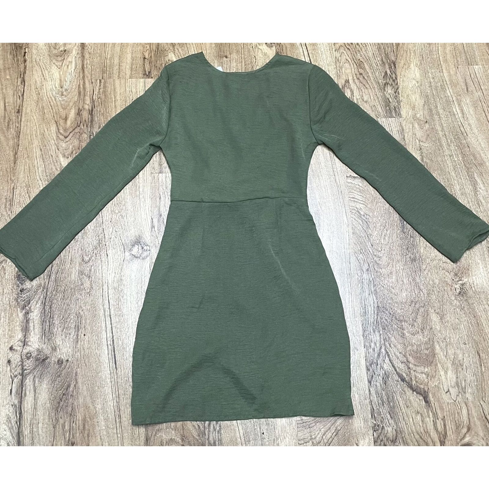 Topshop Topshop Green Long Sleeve V-Neck Dress Shirt Blouse Size 4 Polyester NWT Womens Regular Size S / US 4 / IT 40 - 6 Thumbnail