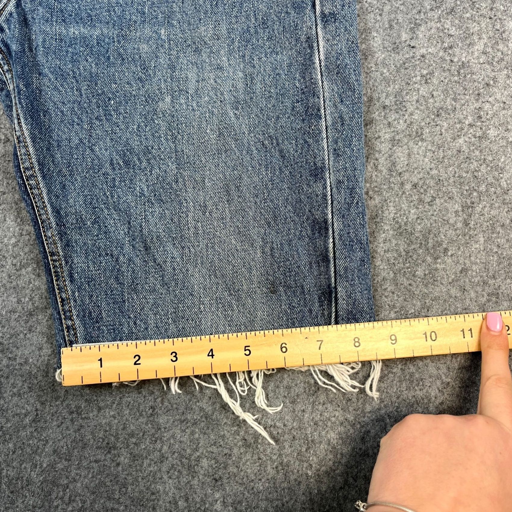 Levi's Levi's 505 Mens Bermuda Shorts Denim W32 Blue Mid Wash Whiskers Fray Hem 5-Pocket Regular Reach Size US 32 / EU 48 - 4 Thumbnail